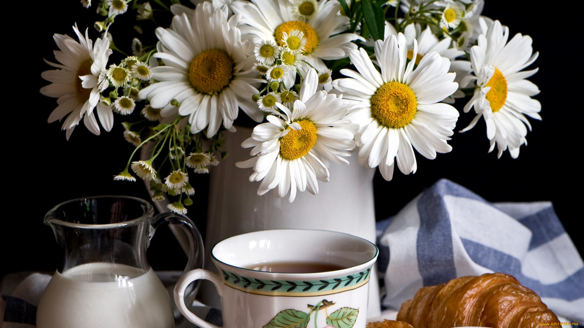 еда, натюрморт, букет, ромашки, молоко, круассаны, чай