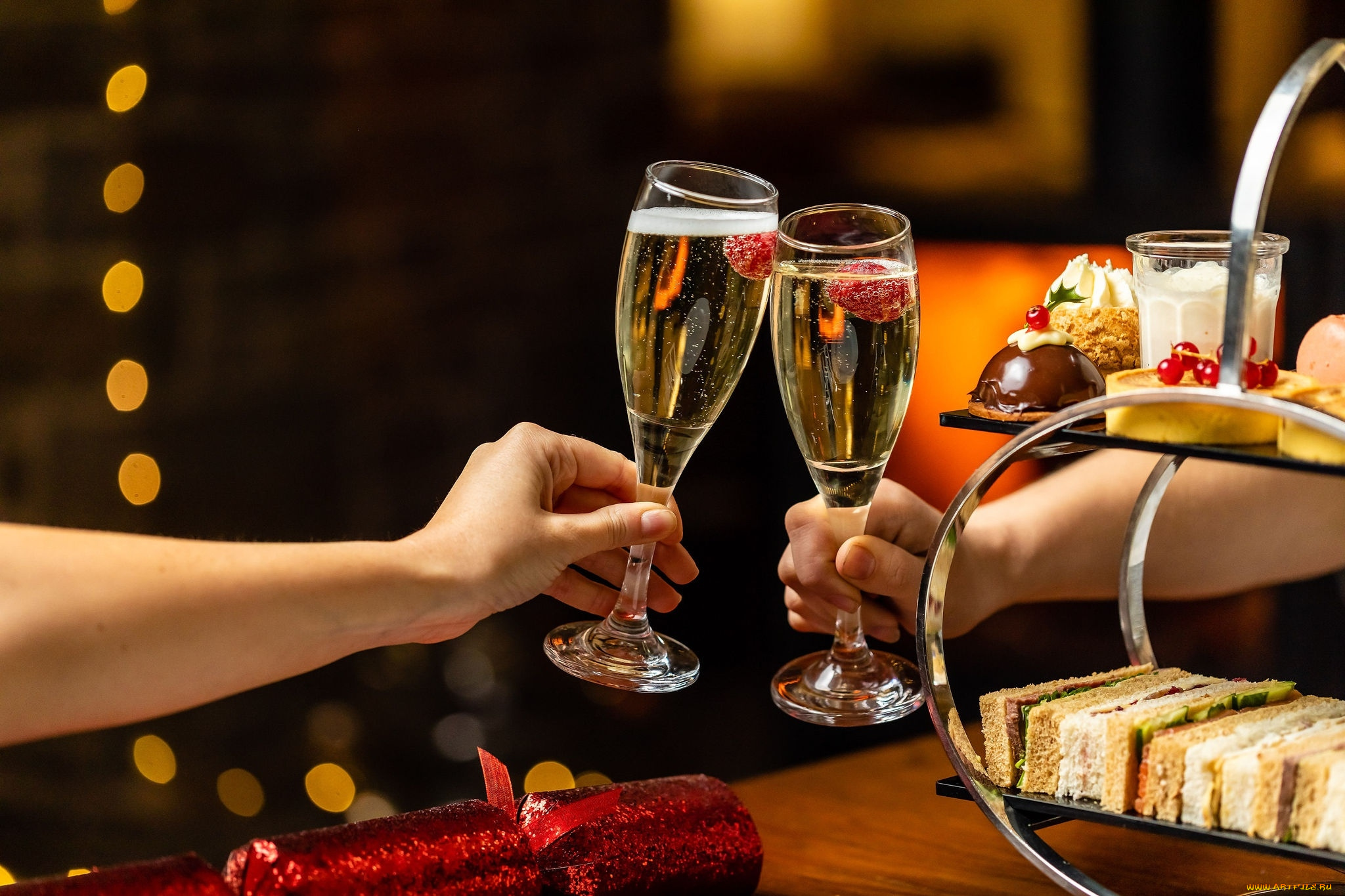 разное, руки, , ноги, пирожные, бокалы, шампанское