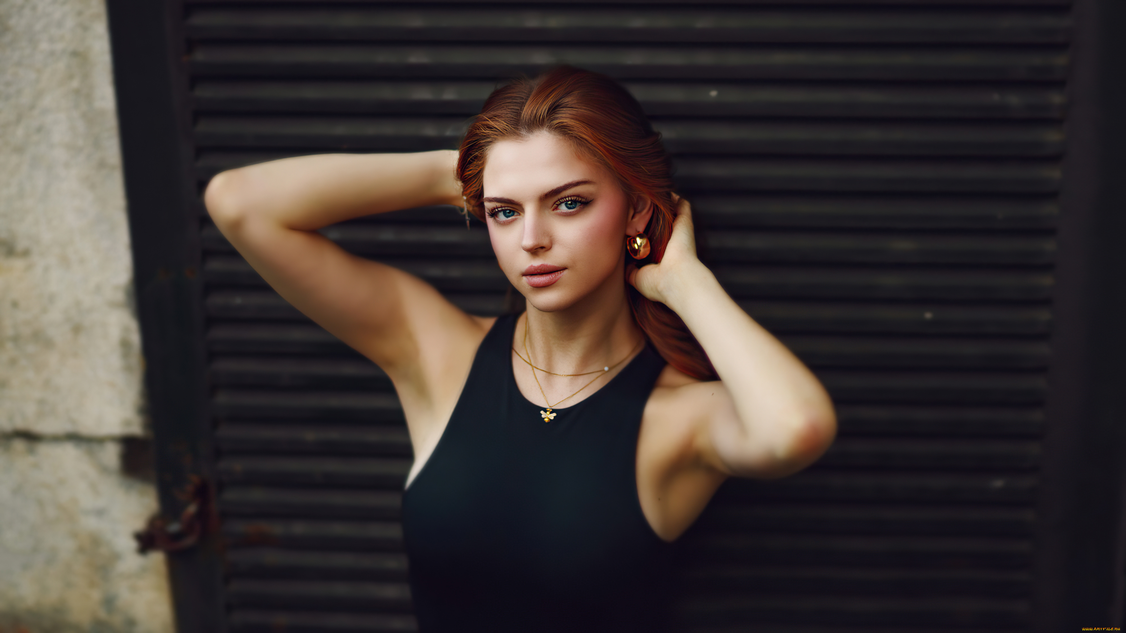 девушки, -, рыжеволосые, и, разноцветные, дверь, рыжая, макияж, серьги, черная, майка, смотрит, на, зрителя