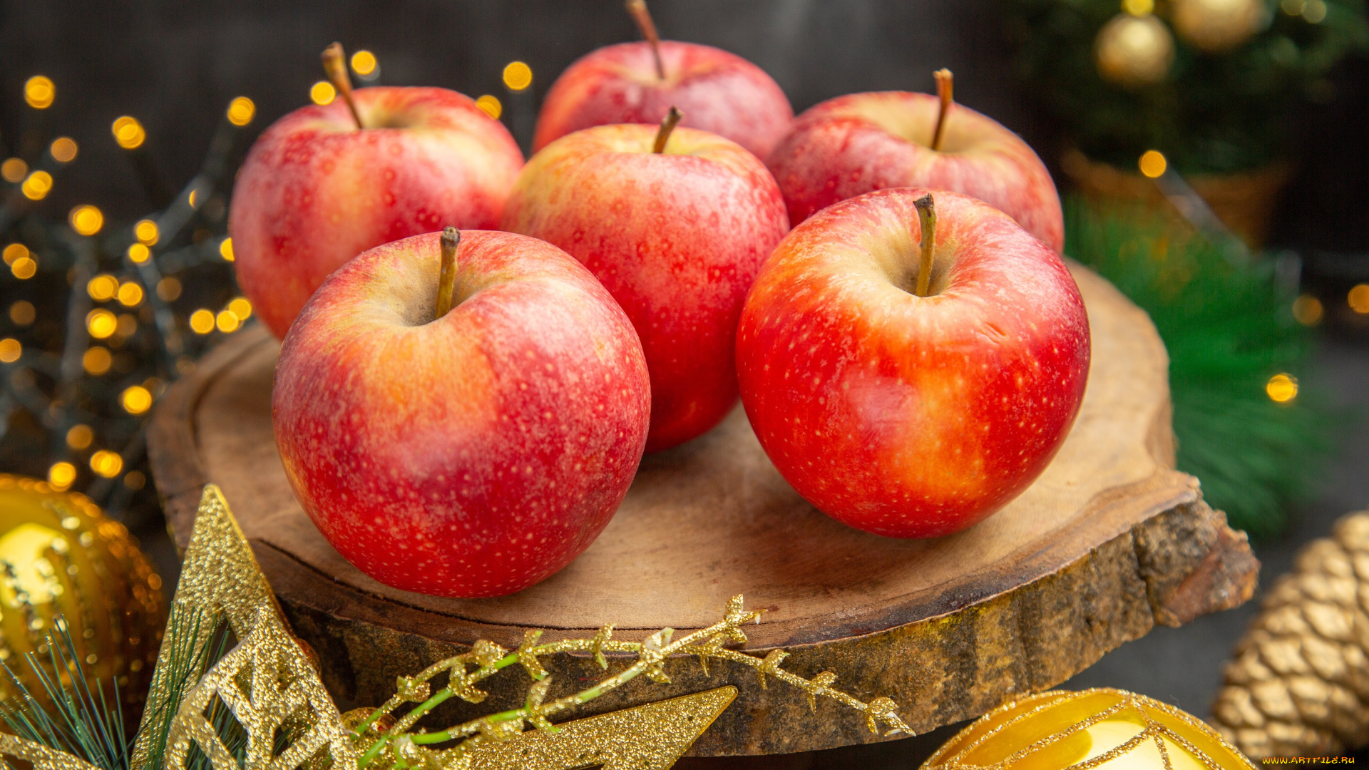 еда, яблоки, шарики, звезда, огоньки, рождество, красные, новый, год, фрукты, позолота, шишка, подставка, боке, ёлочные, игрушки, деревяшка