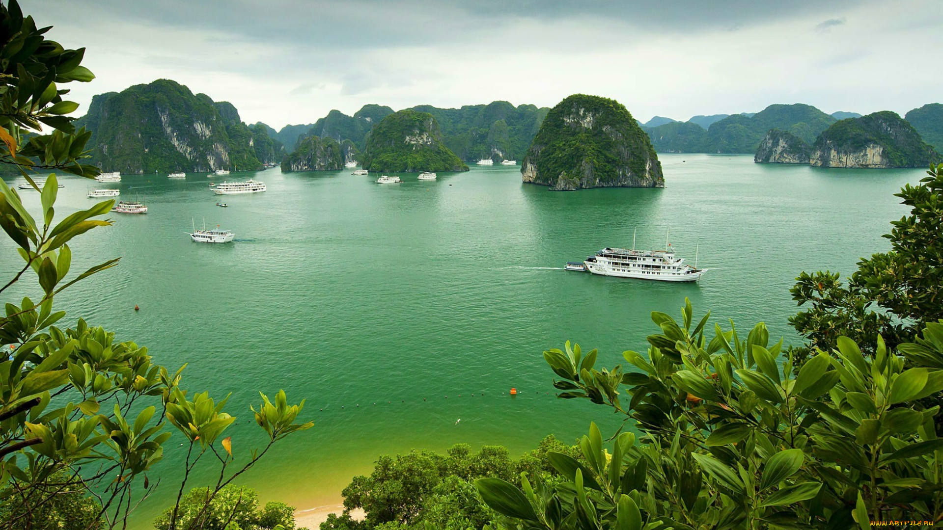корабли, лайнеры, вьетнам, небо, облака, остров, скала, горы, море, залив, лодка, корабль, яхта, деревья