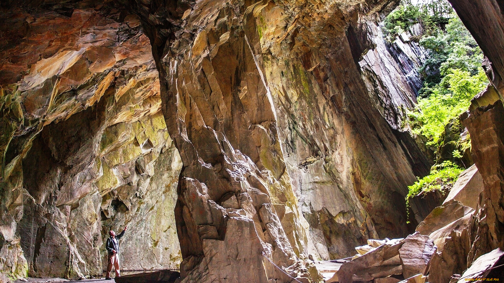 природа, горы, зелень, человек, скалы, пещера