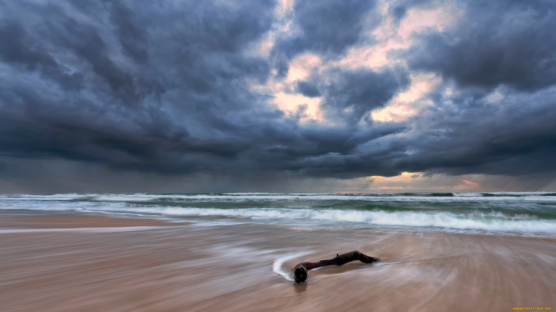 природа, побережье, тучи, волны, закат, берег, аечер, море, коряга, прибой