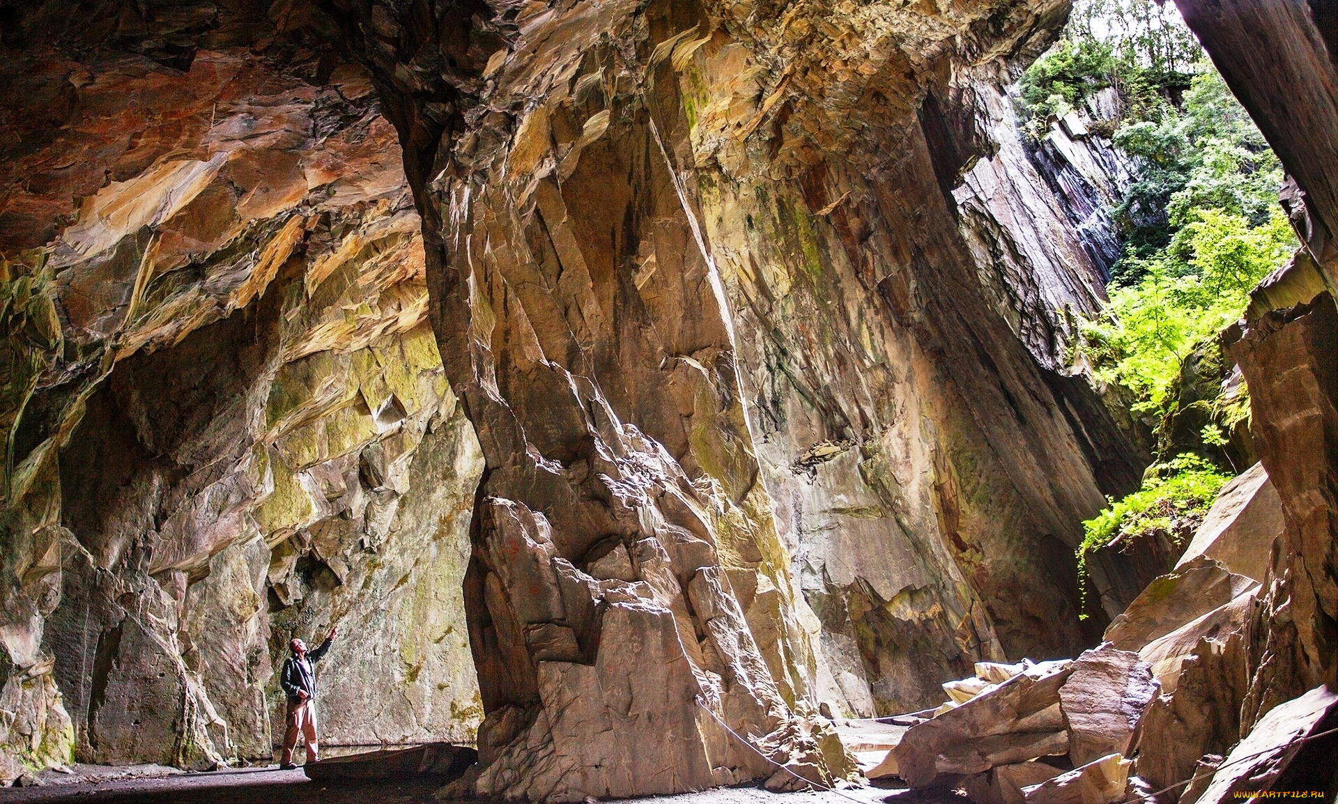 природа, горы, зелень, человек, скалы, пещера