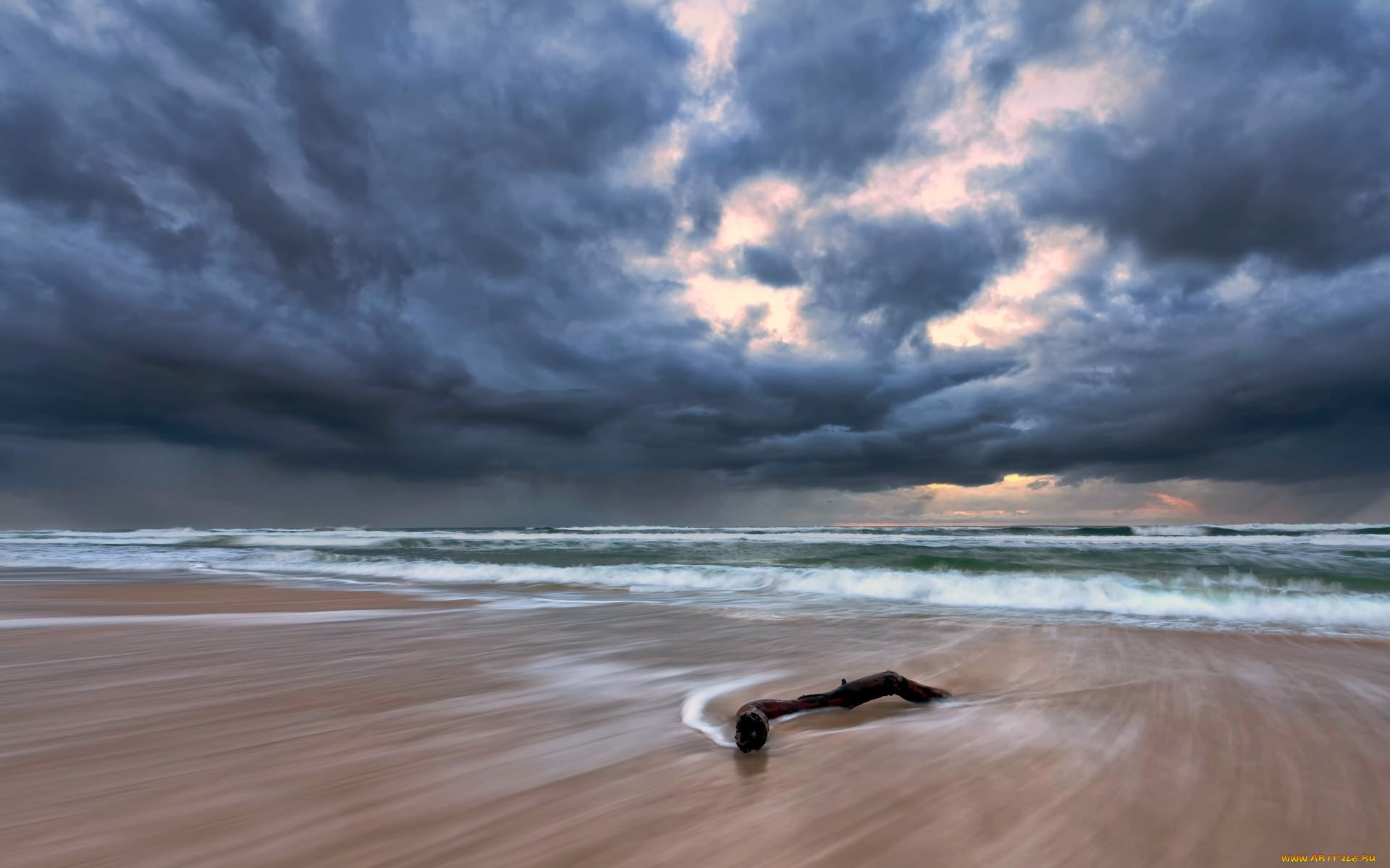 природа, побережье, тучи, волны, закат, берег, аечер, море, коряга, прибой