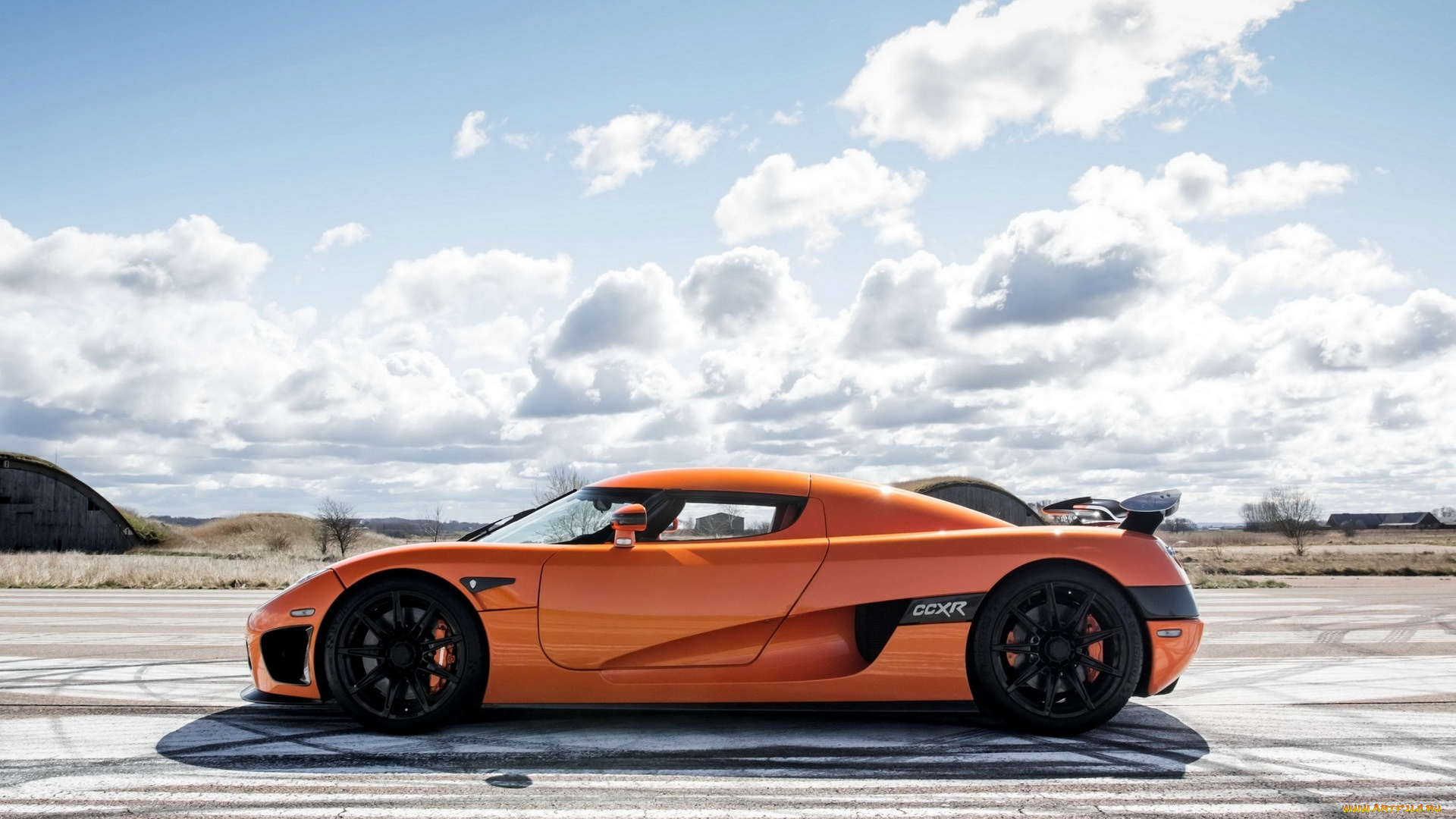 автомобили, koenigsegg, оранжевый, ccxr, облака, небо, площадка