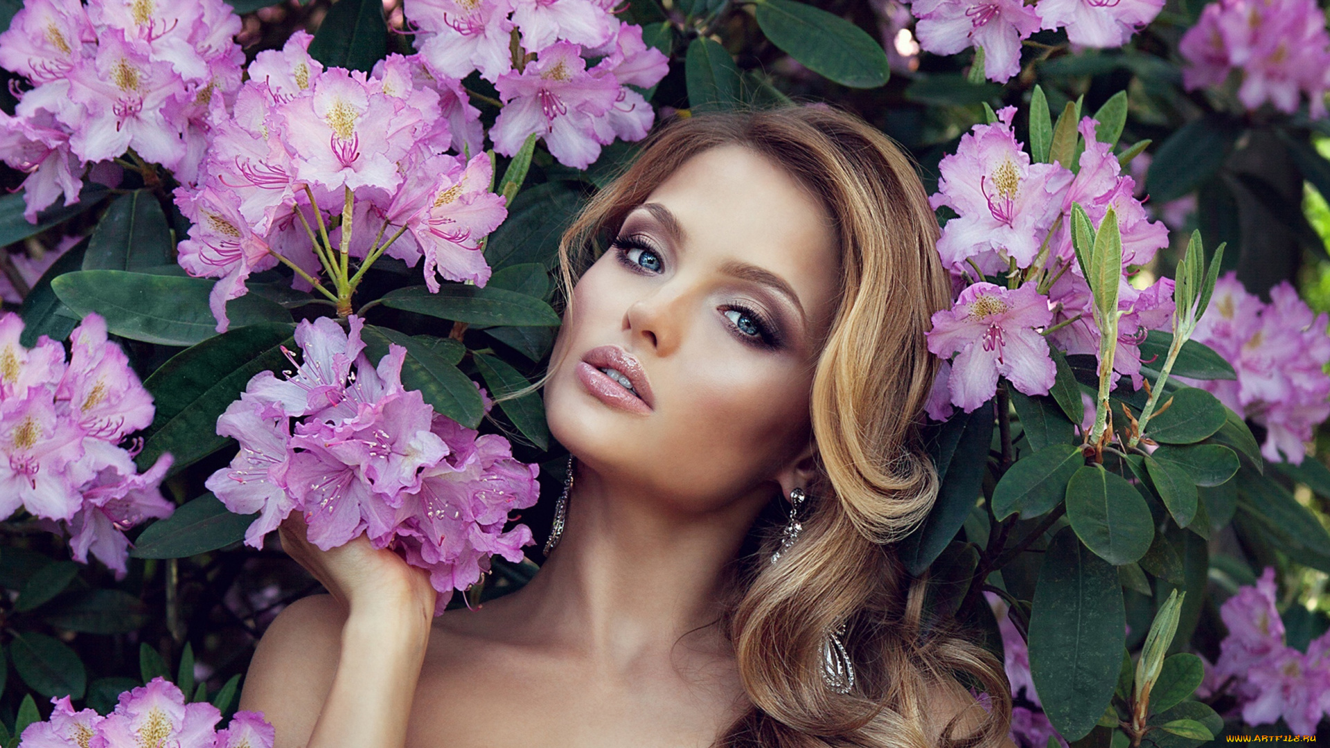 девушки, -, лица, , портреты, девушка, модель, блондинка, поза, природа, красотка, взгляд, волосы, стройная, цветы, розы, сиреневые, куст, макияж, лицо, портрет