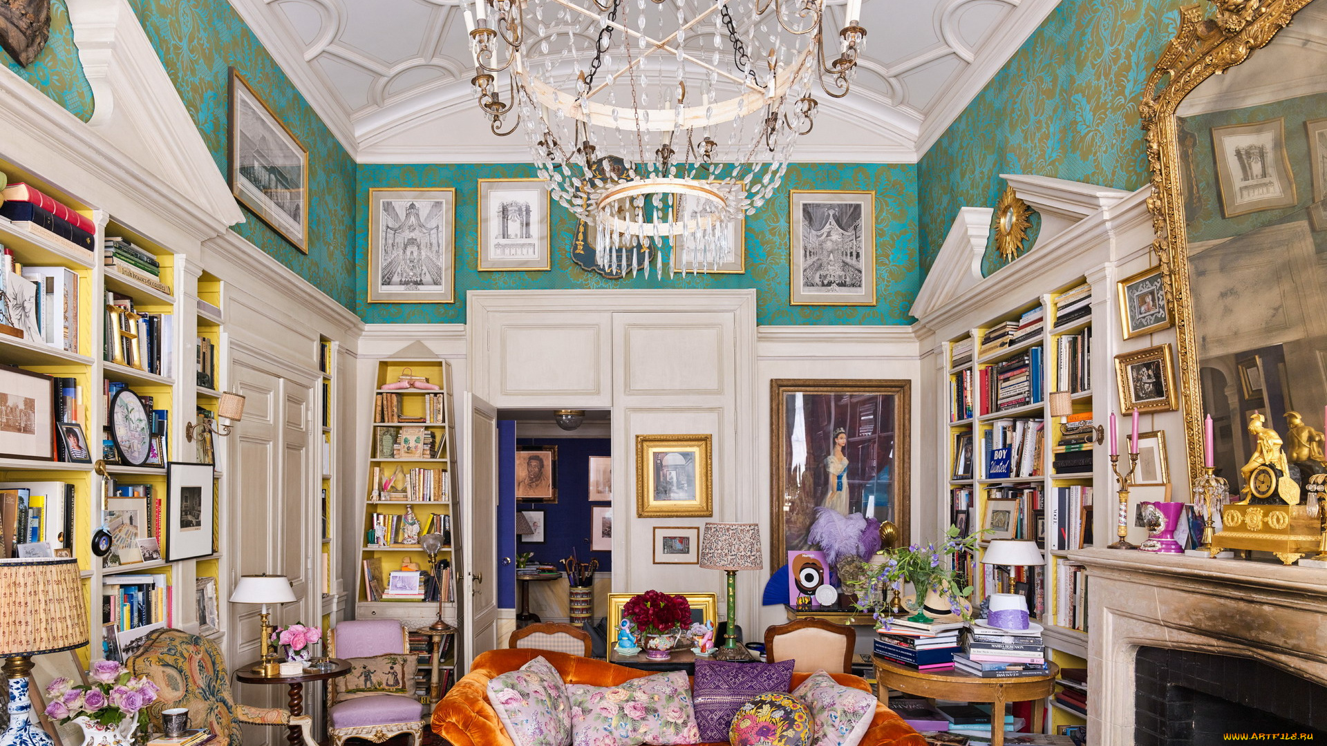 интерьер, гостиная, люстра, зеркало, полки, диван