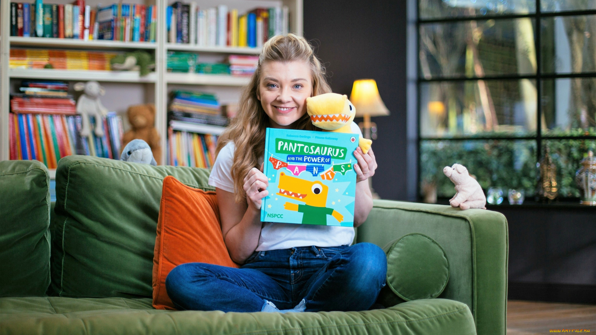 девушки, natalie, dormer, актриса, книга, диван, шкаф