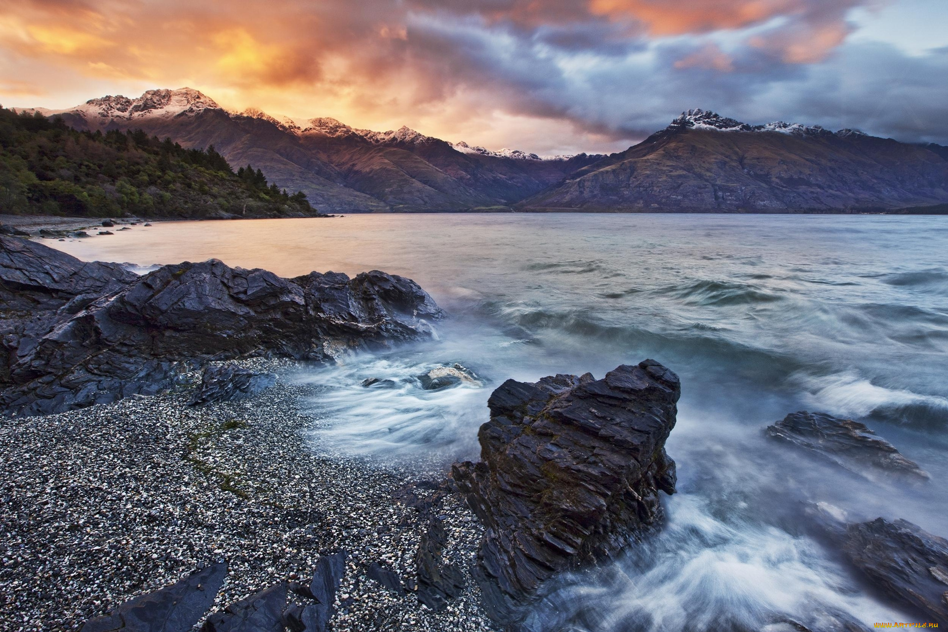 природа, побережье, пляж, океан, галька, камни, тучи, лес, горы, волны