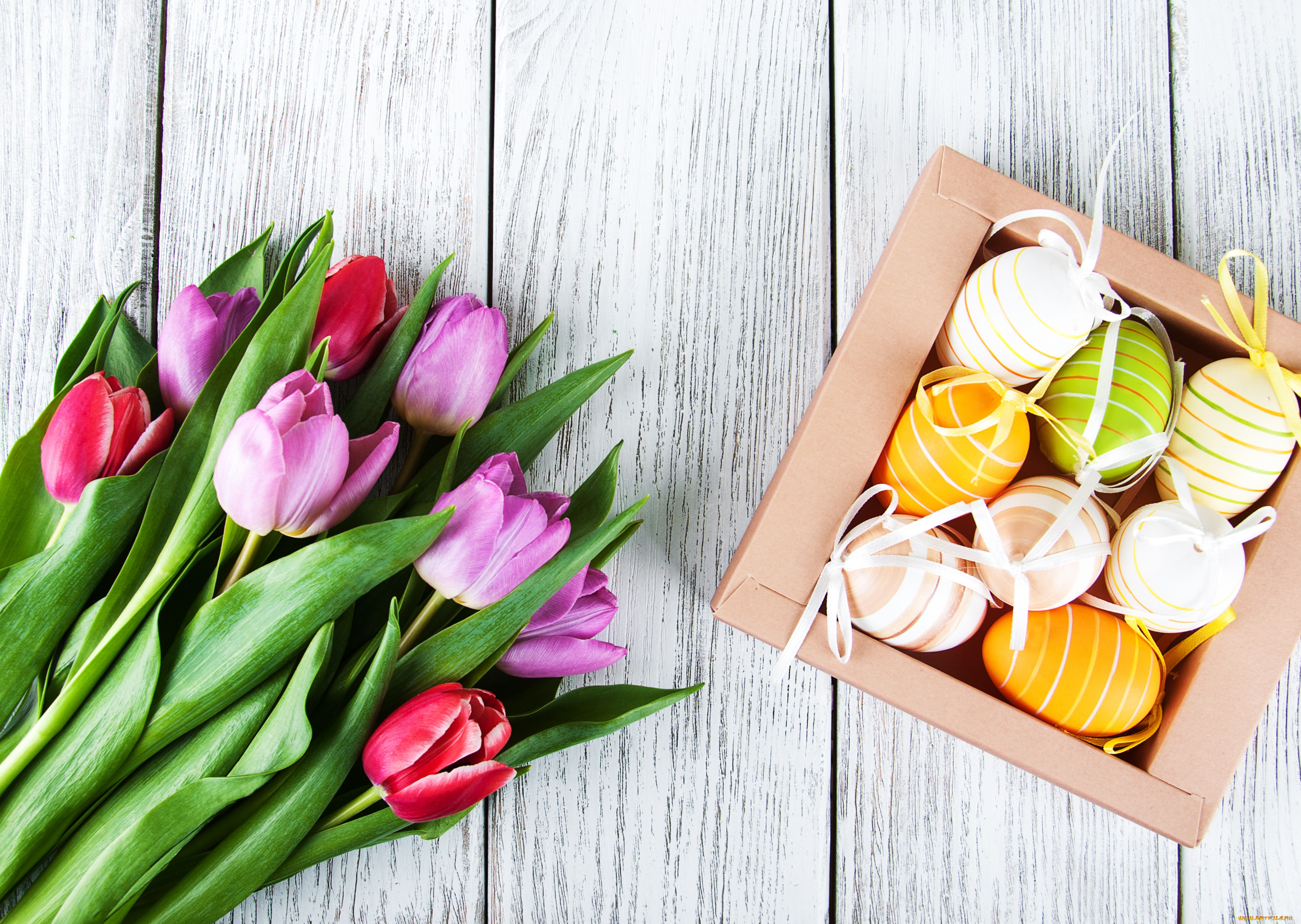 праздничные, пасха, цветы, яйца, colorful, тюльпаны, happy, wood, pink, flowers, tulips, easter, purple, eggs, decoration