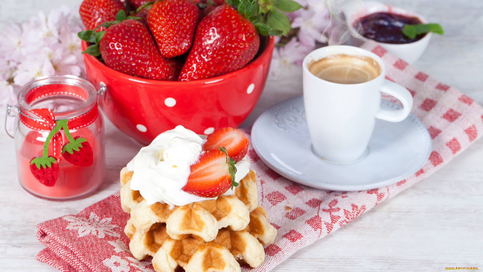 еда, разное, крем, клубника, кофе, вафли, салфетка