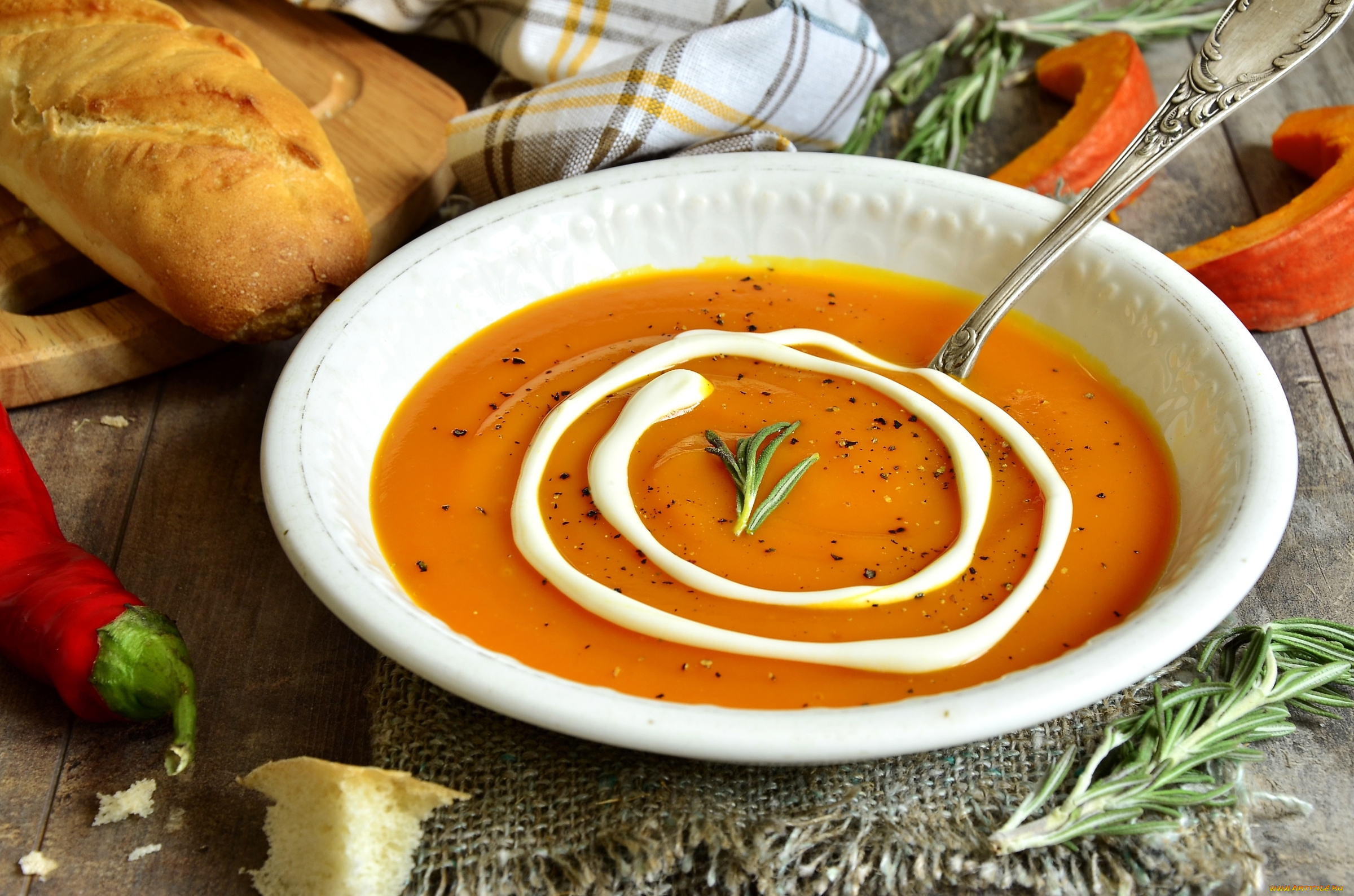 еда, вторые, блюда, суп-пюре, тыква, сметана, тарелка, розмарин, хлеб, перец