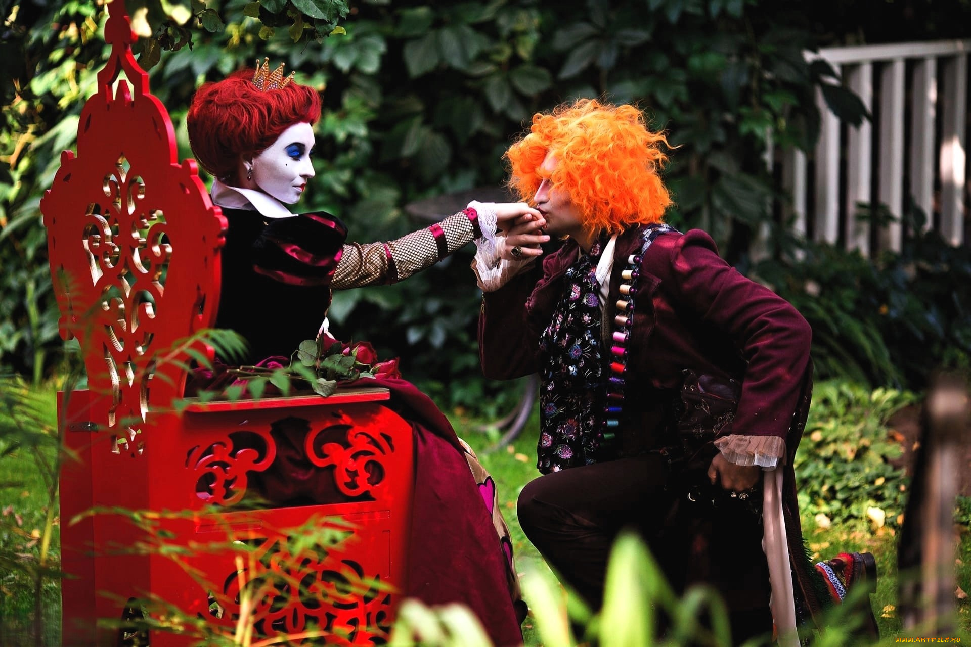девушки, анна, шаховская, косплей, образы, наряды, костюмы, королева, лужайка, шляпник, сад, трон