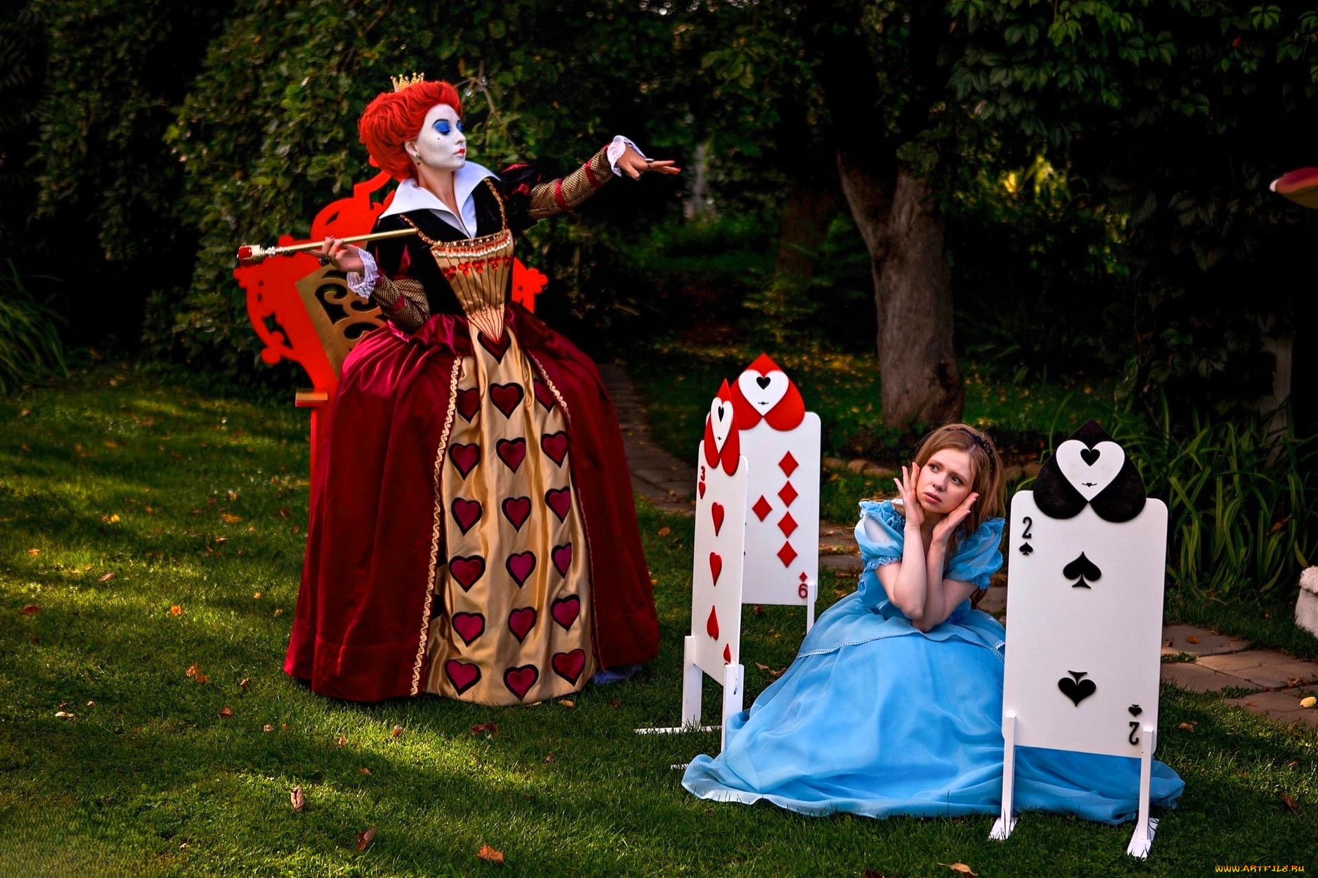 девушки, анна, шаховская, косплей, образы, наряды, костюмы, королева, лужайка, алиса, карты