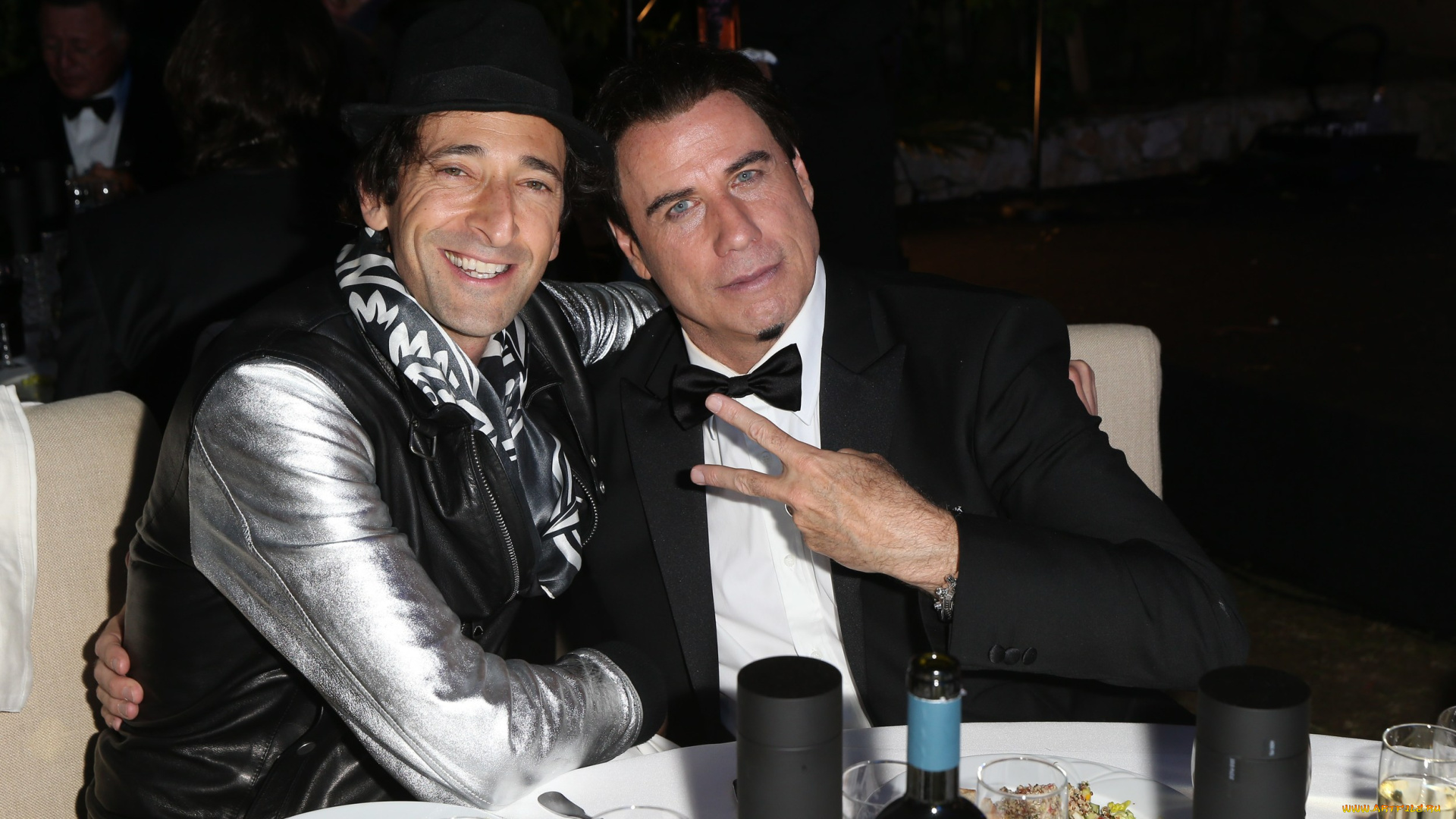 разное, знаменитости, актеры, траволта, улыбки, стол, диван, угощение