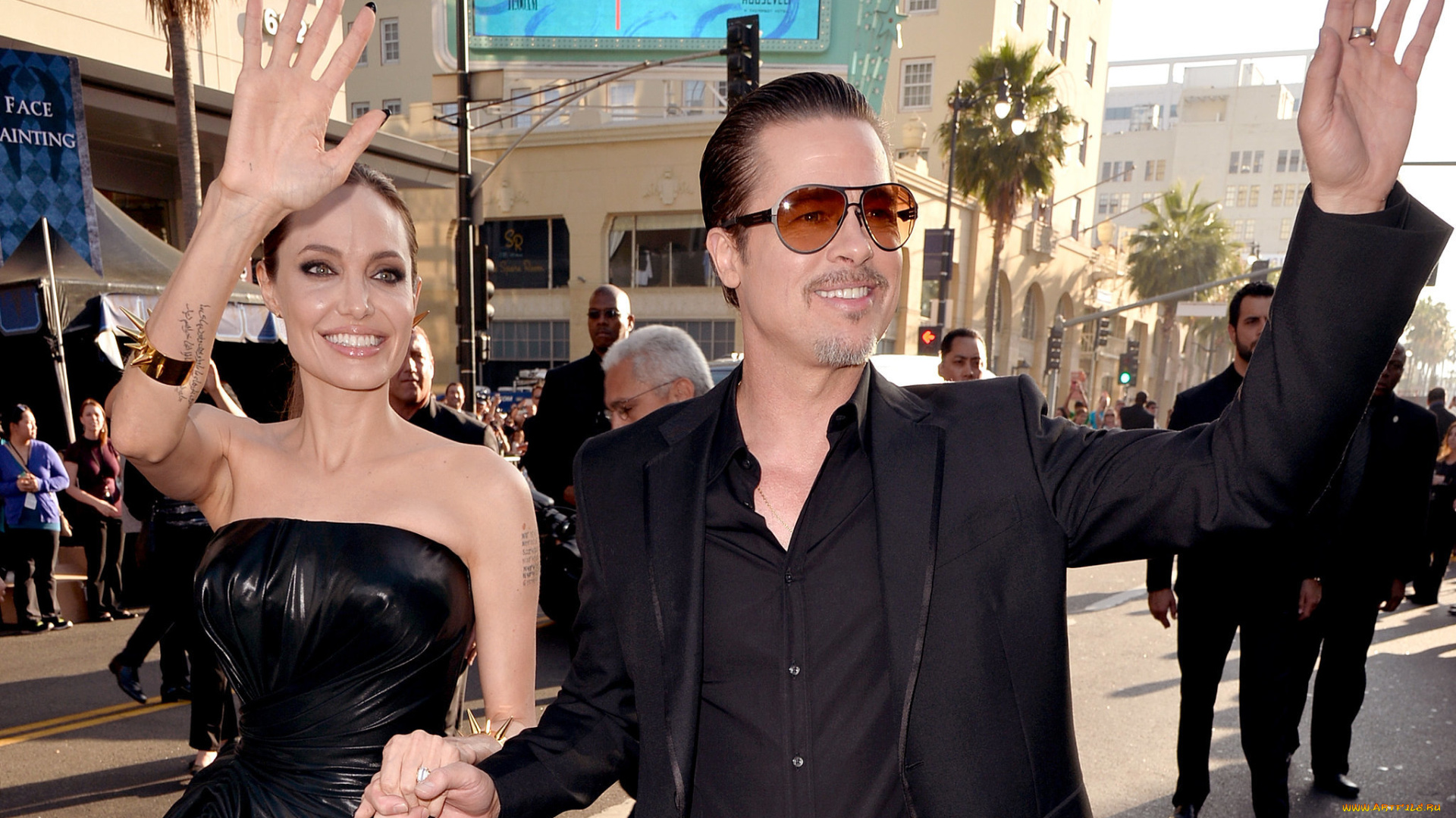 разное, знаменитости, angelina, jolie, brad, pitt, пара, жесты, улыбки, улица, люди, дома, браслет, платье, костюм, очки