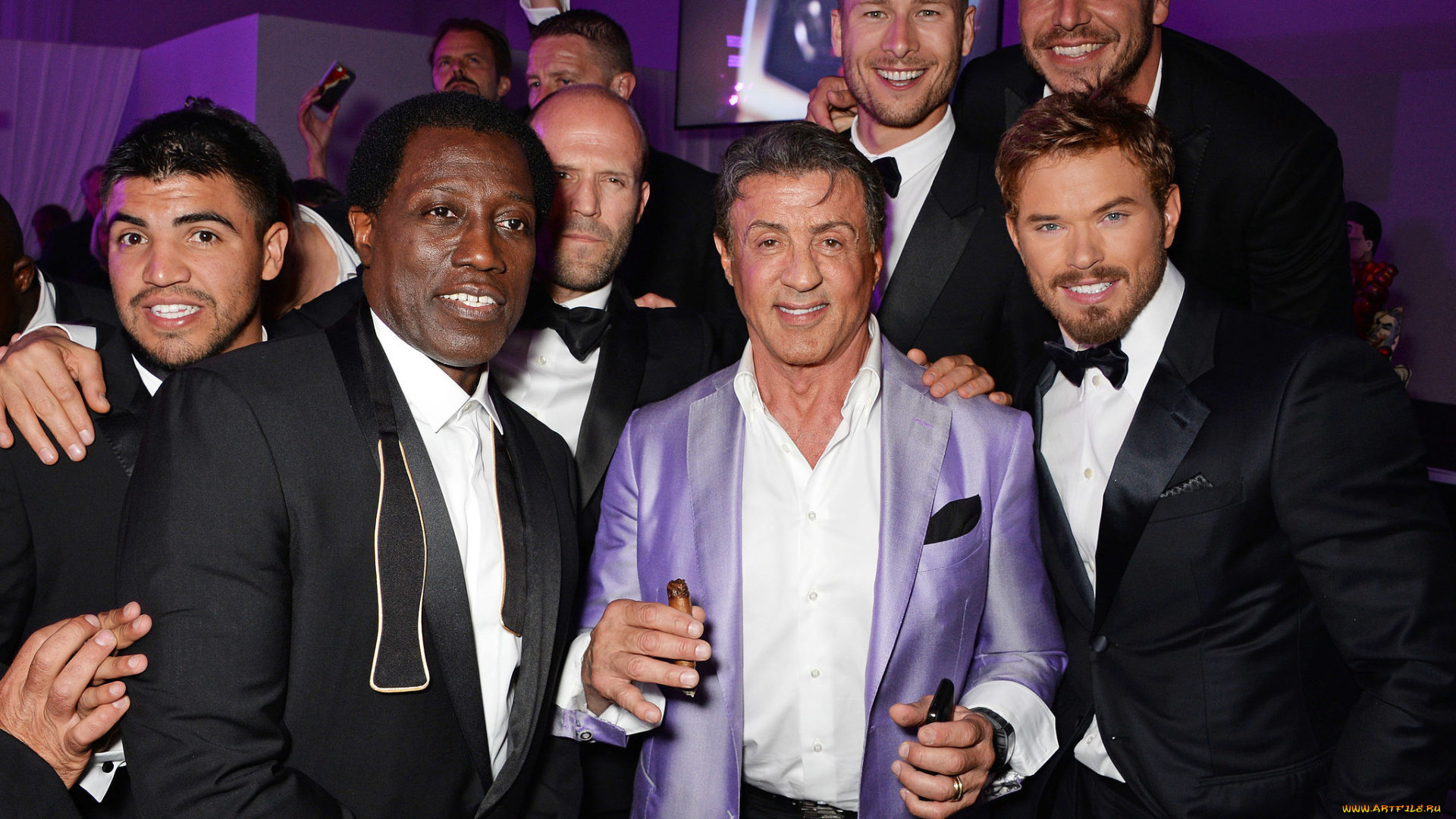 разное, знаменитости, expendables, stallone, звезды, актеры, презентация, улыбки, сигара, телефон, телевизор