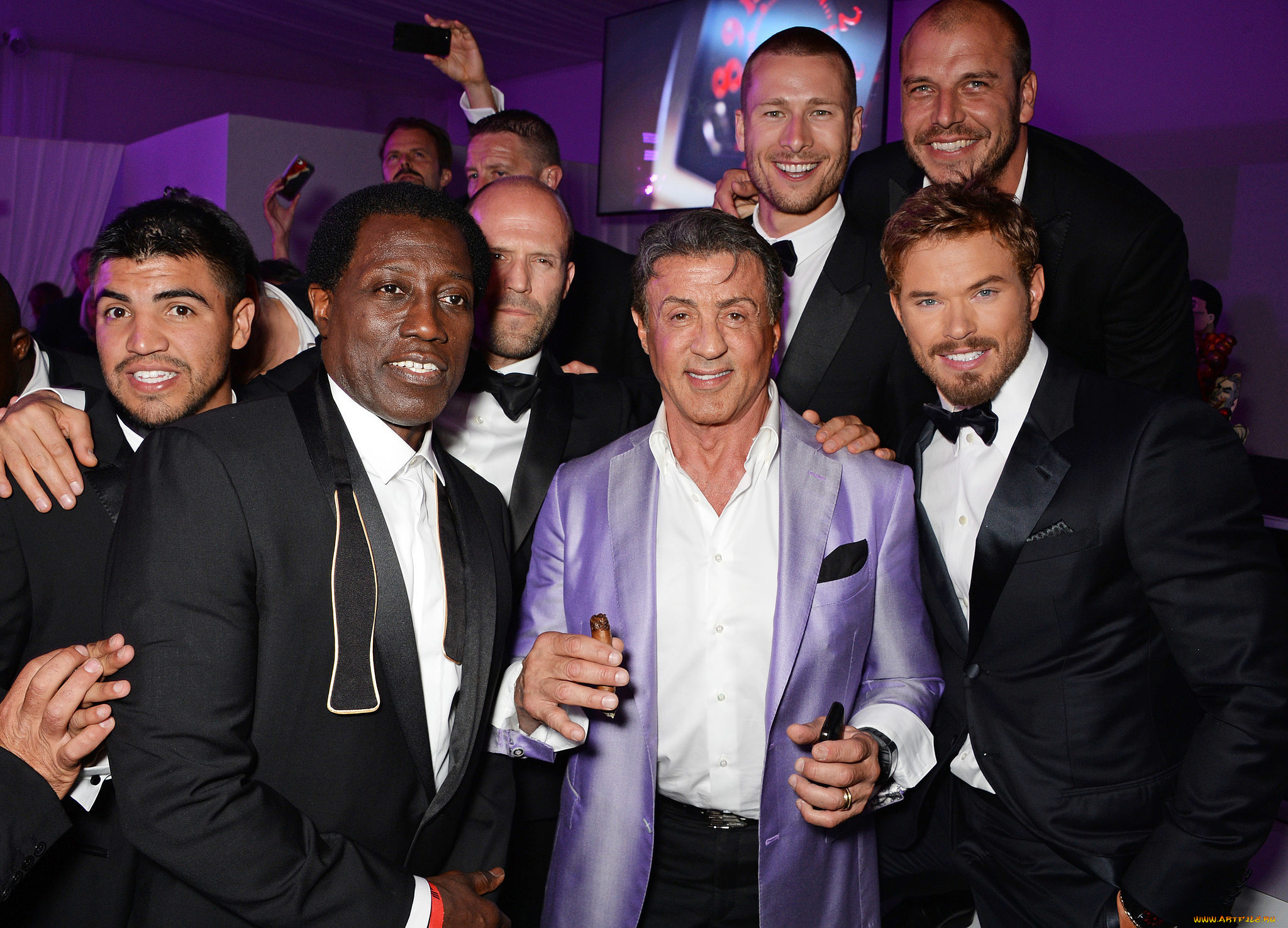 разное, знаменитости, expendables, stallone, звезды, актеры, презентация, улыбки, сигара, телефон, телевизор