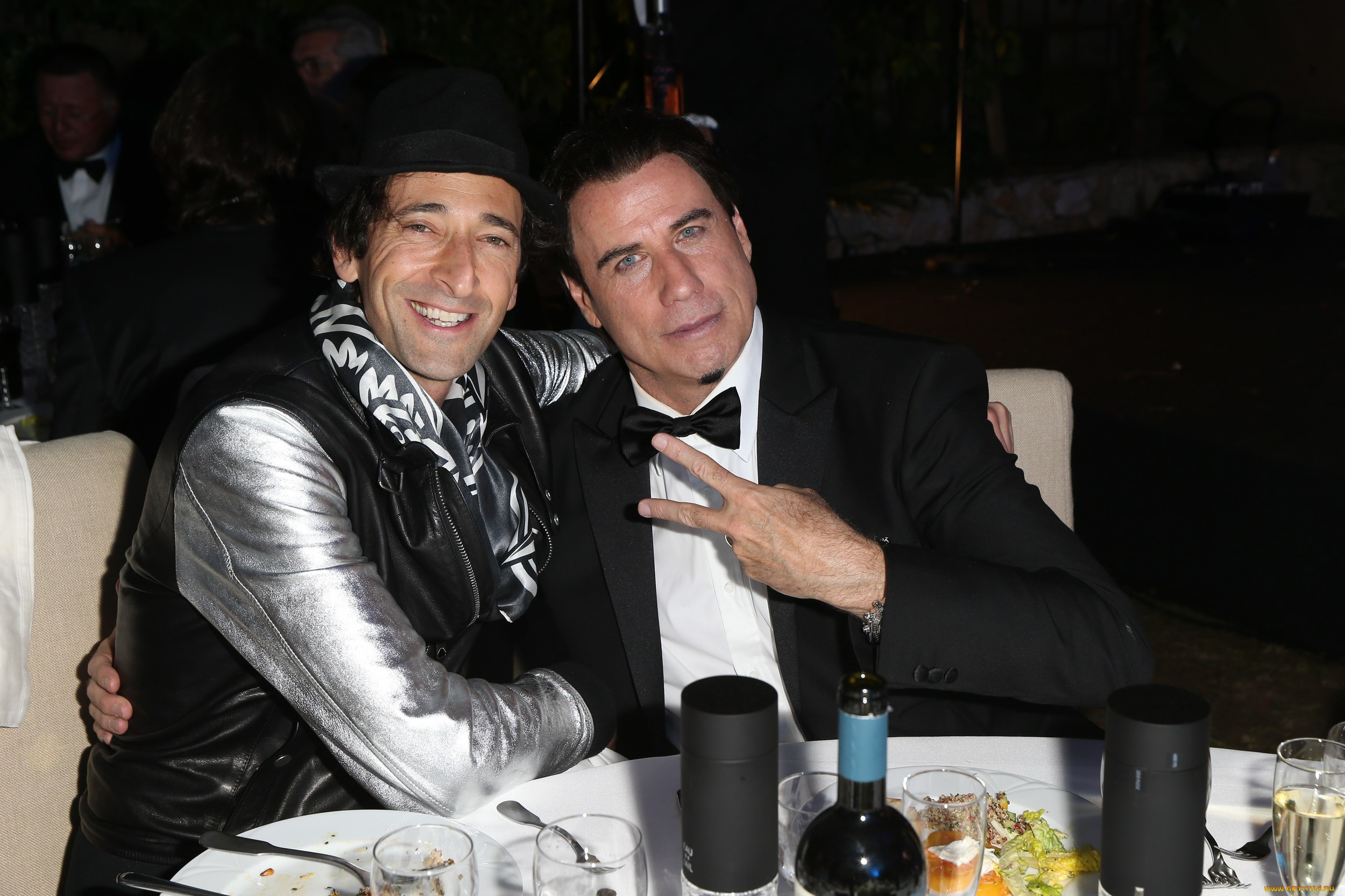 разное, знаменитости, актеры, траволта, улыбки, стол, диван, угощение