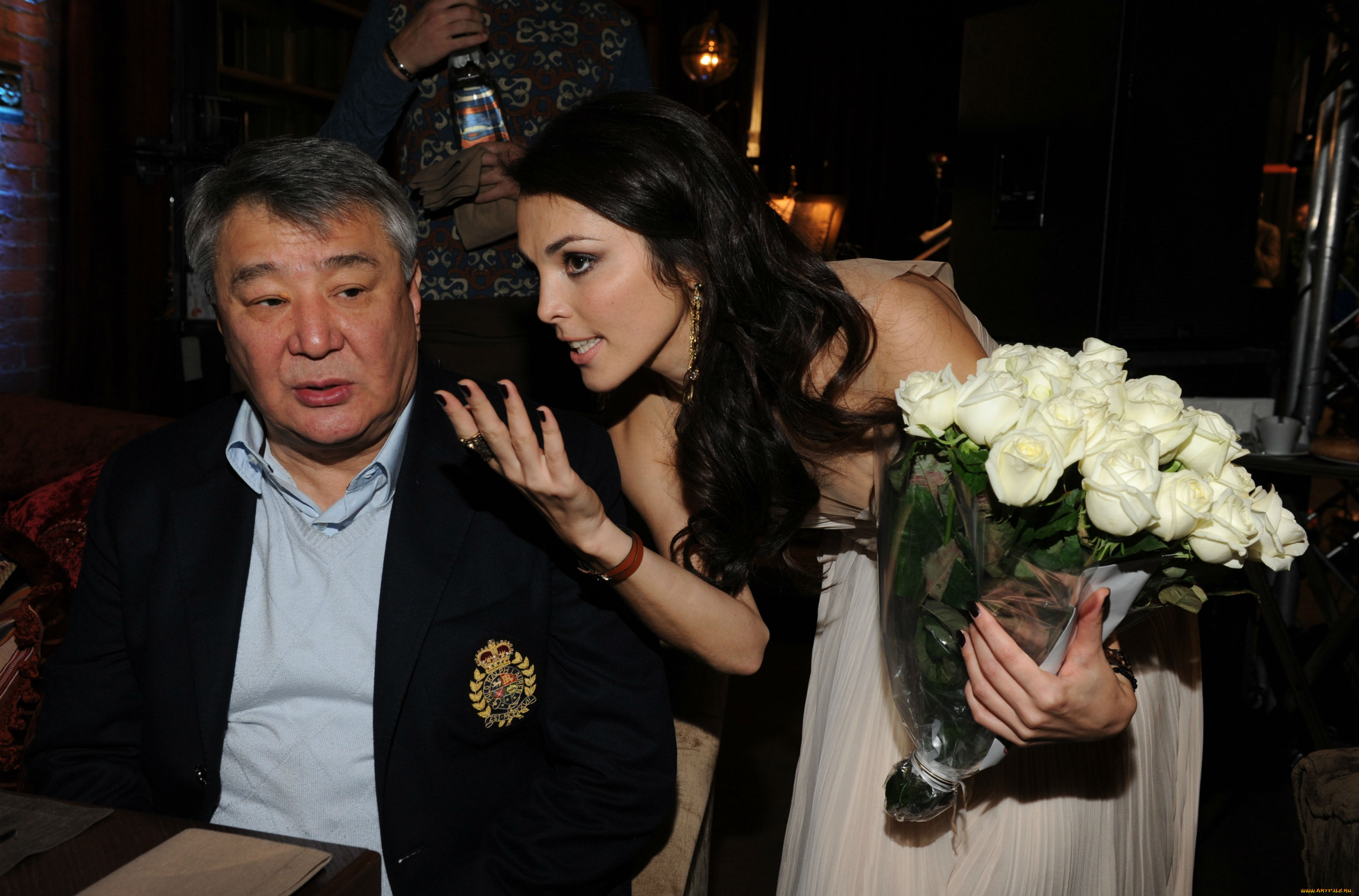 разное, знаменитости, сати, казанова, шатенка, певица, букет, мужчина