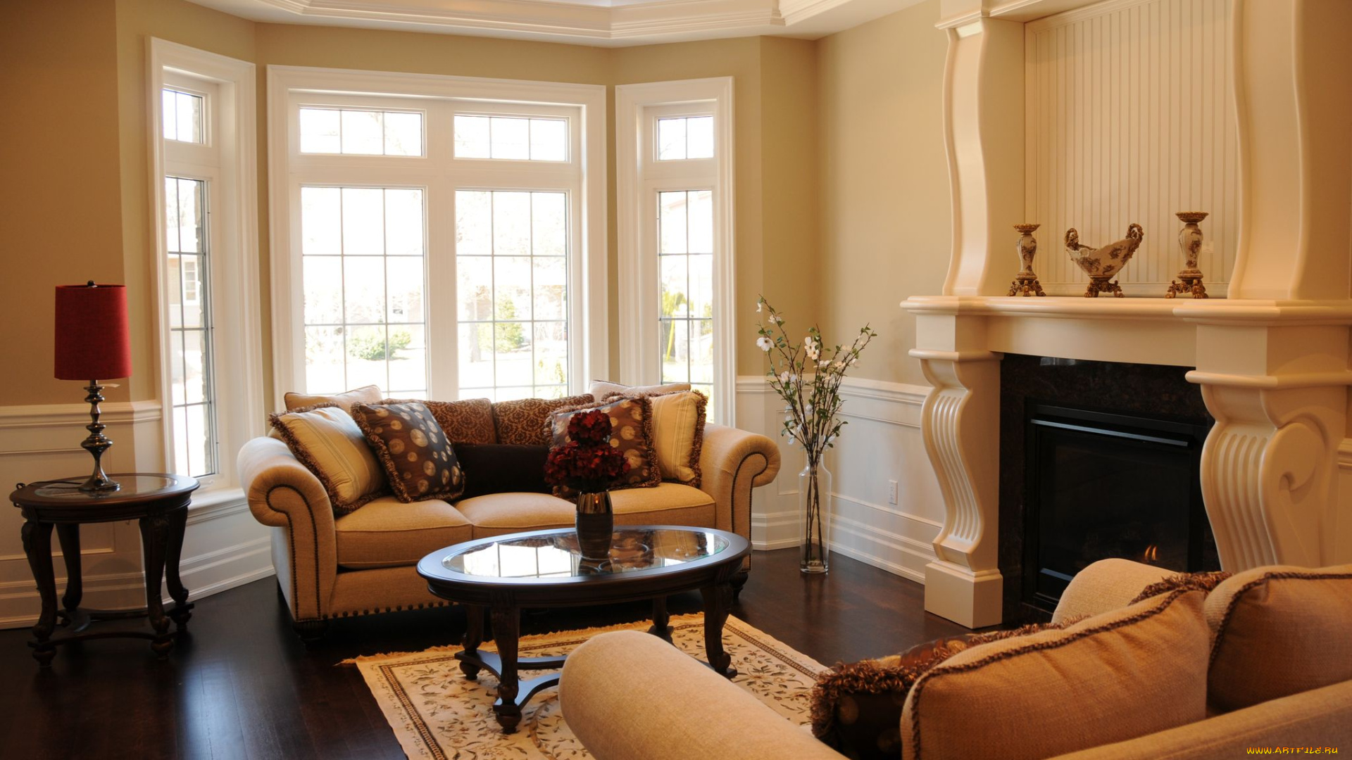 интерьер, гостиная, эркер, камин, стол, ковер, диван, лампа, люстра