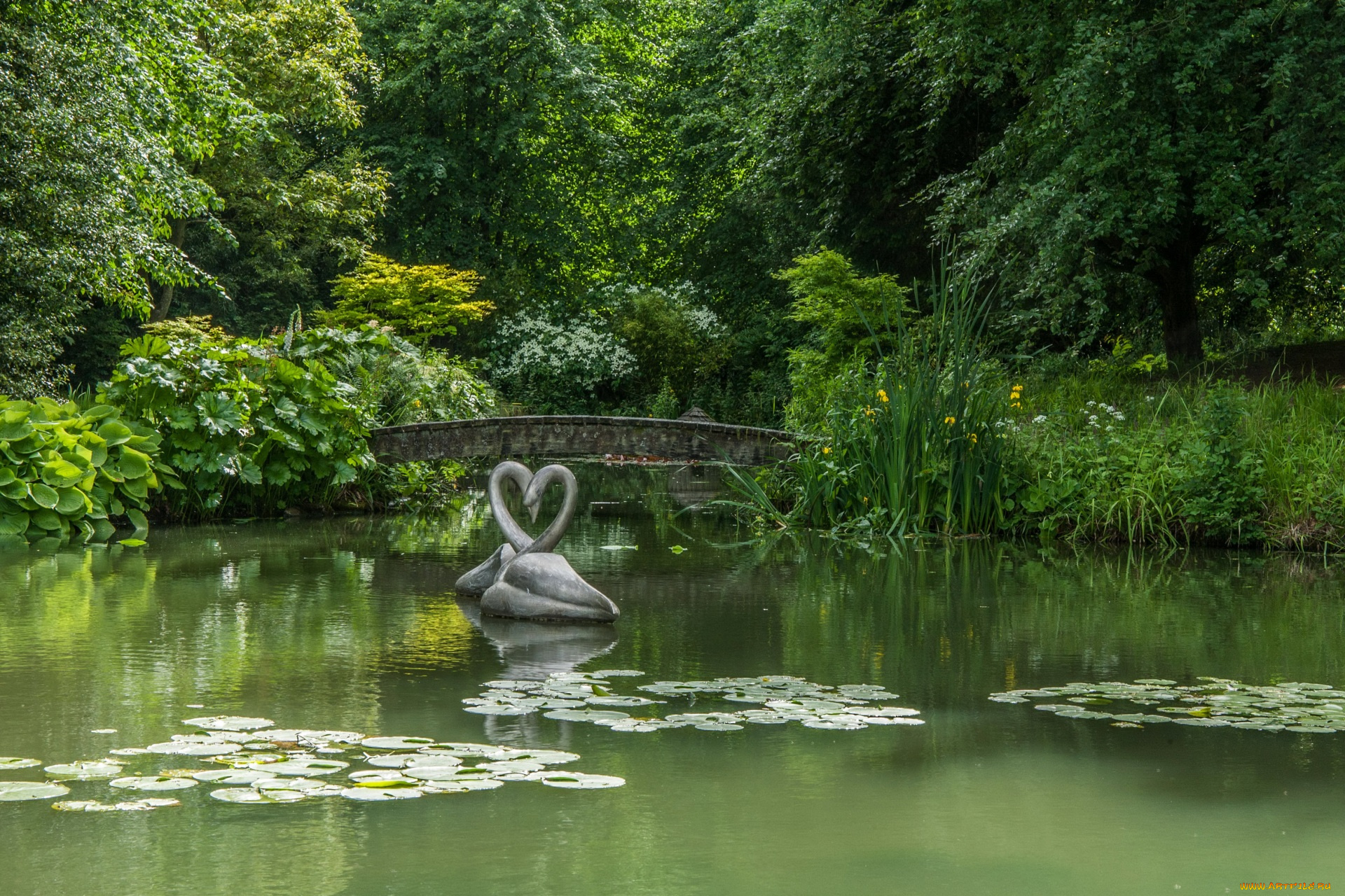 англия, разное, садовые, и, парковые, скульптуры, водоем, трава, деревья, мост, лебеди