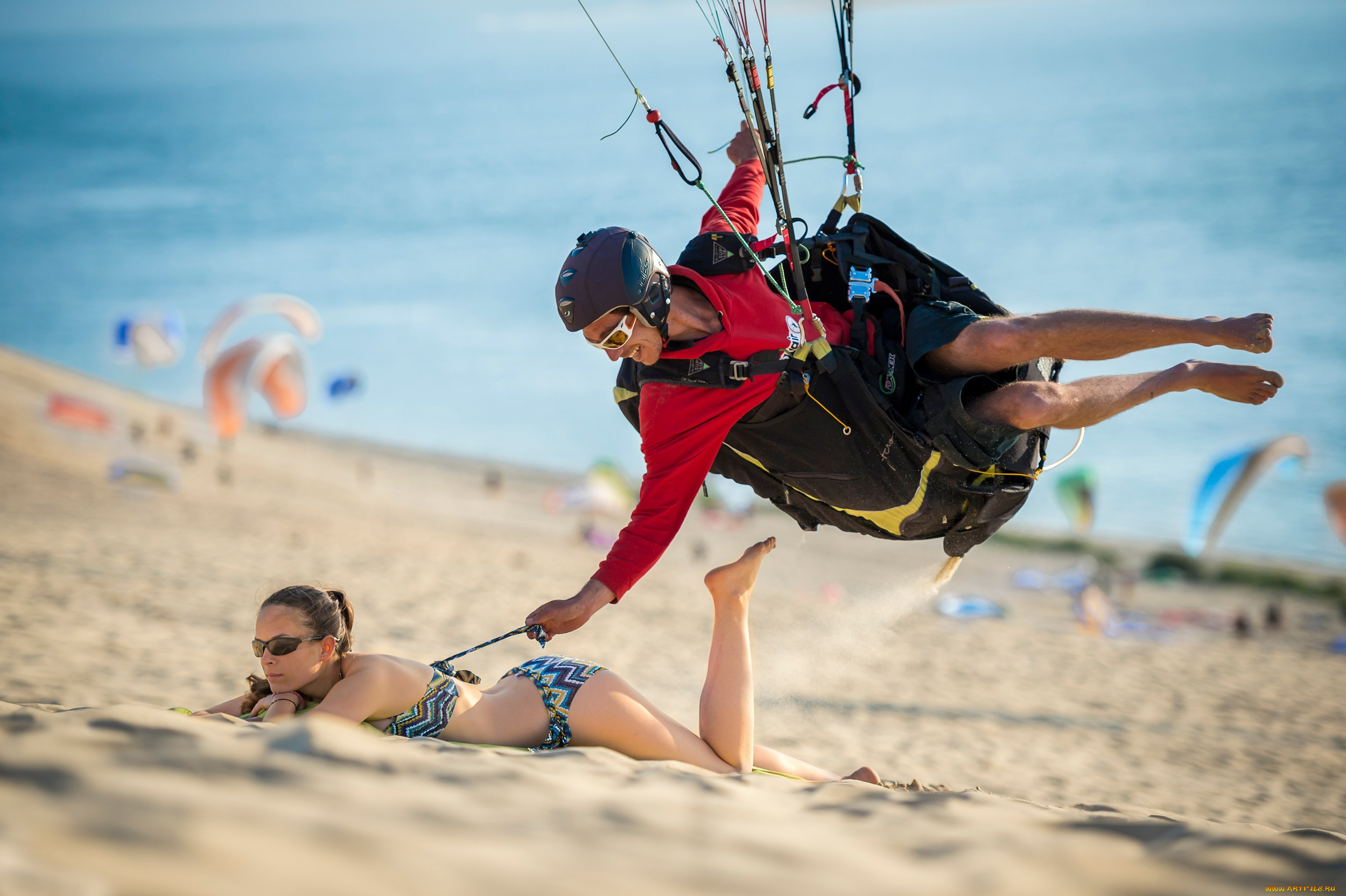 юмор, и, приколы, man, situation, beach, funny, paragliding, woman, sand, boy, girl, smiling, sport, bikini, humor