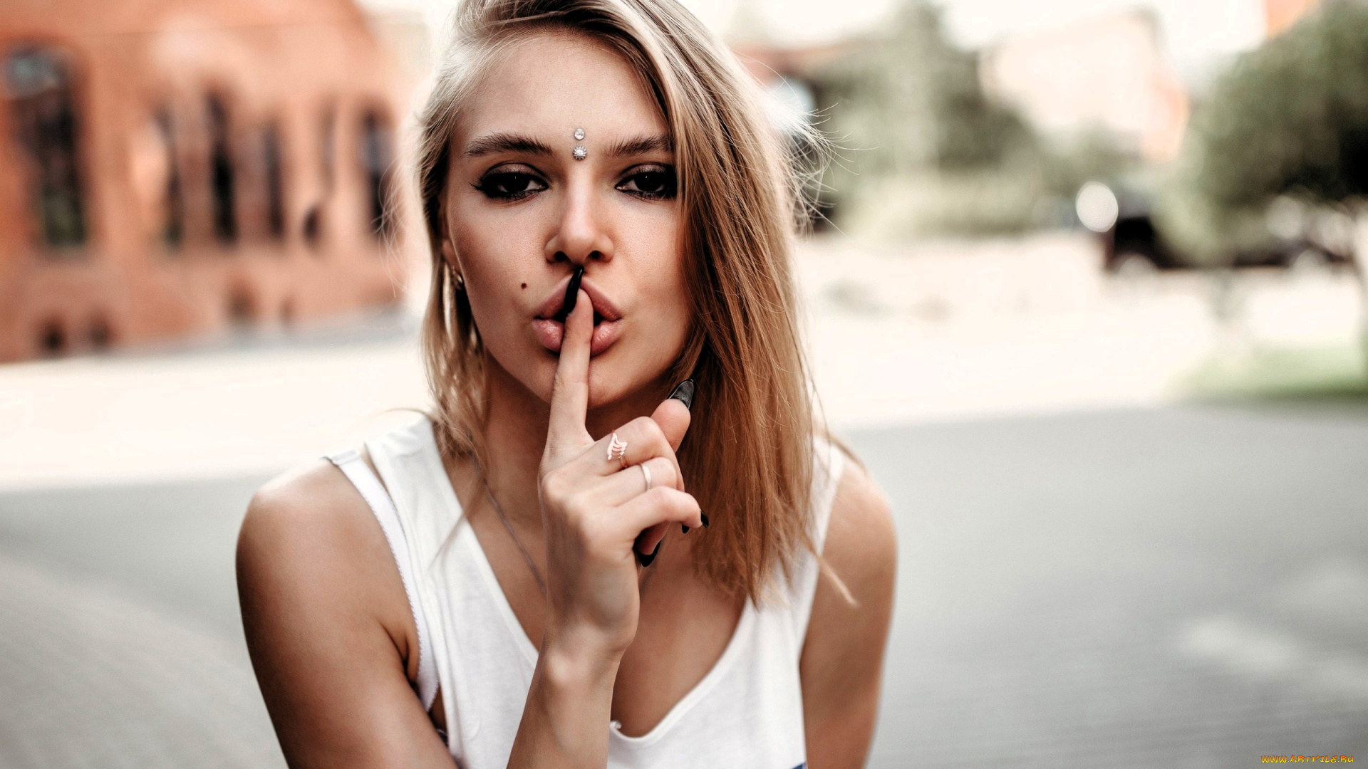 девушки, -, лица, , портреты, блондинка, лицо, пирсинг, палец, жест, майка, город