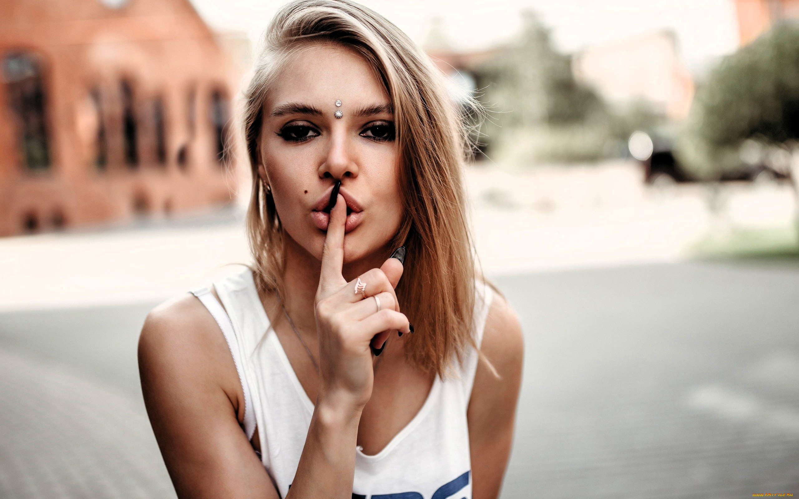 девушки, -, лица, , портреты, блондинка, лицо, пирсинг, палец, жест, майка, город