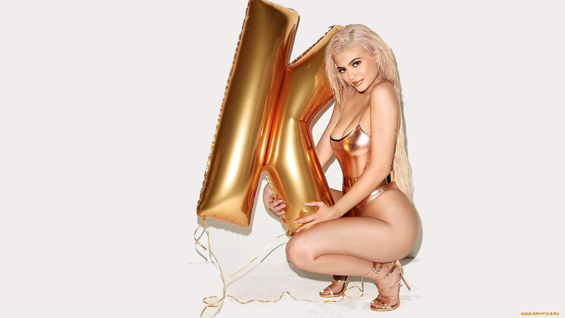 девушки, kylie, jenner, купальник, каблуки, блондинка, шарик, буква, улыбка