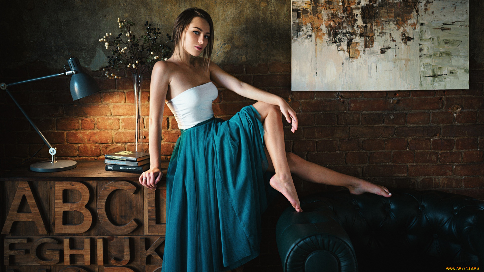 девушки, -unsort, , брюнетки, темноволосые, буквы, девушка, ножки, александра, кузьмичева, картина, лампа, поза, сергей, жирнов, юбка, sergey, fat, книги