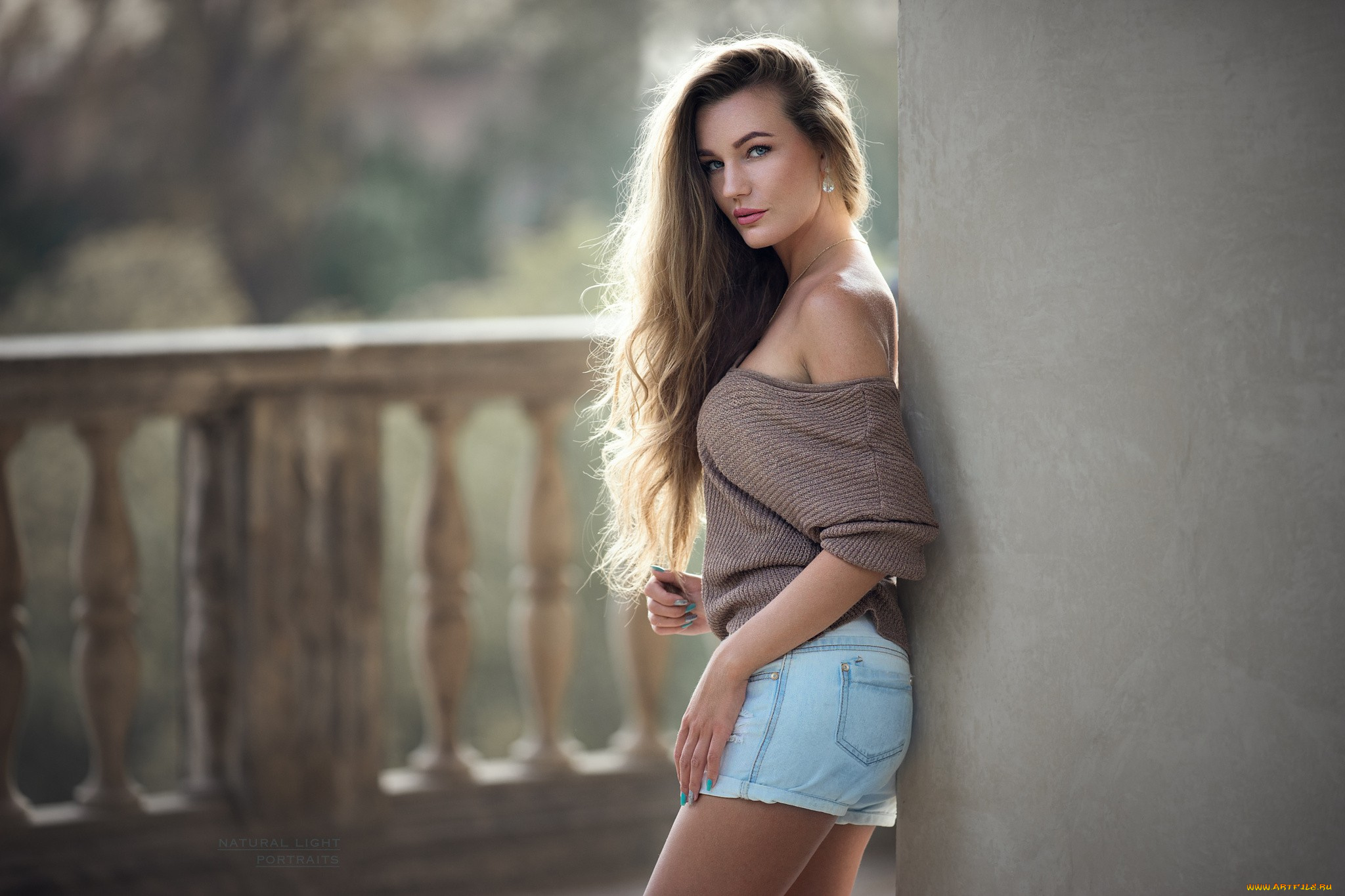 девушки, -unsort, , блондинки, , светловолосые, женщины, модель, длинные, волосы, брюнетки, смотрит, на, зрителя, глубина, резкости, голые, плечи, джинсовые, шорты, голубые, глаза, robert, chrenka
