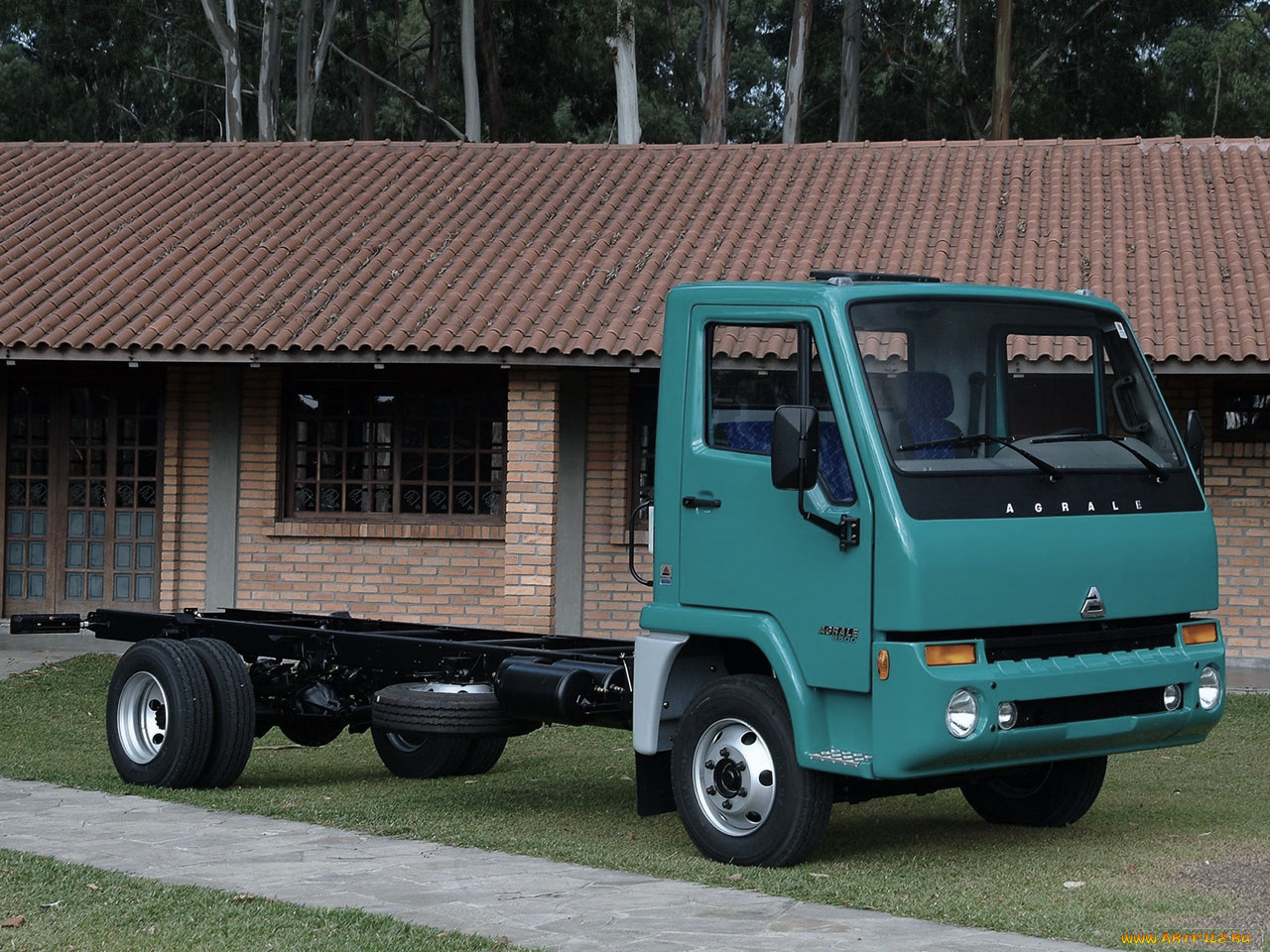 автомобили, грузовики