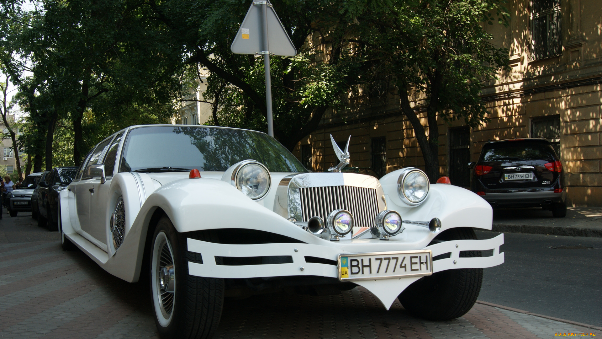 автомобили, выставки, уличные, фото, дома, деревья, лимузин, улица, дорожный, знак