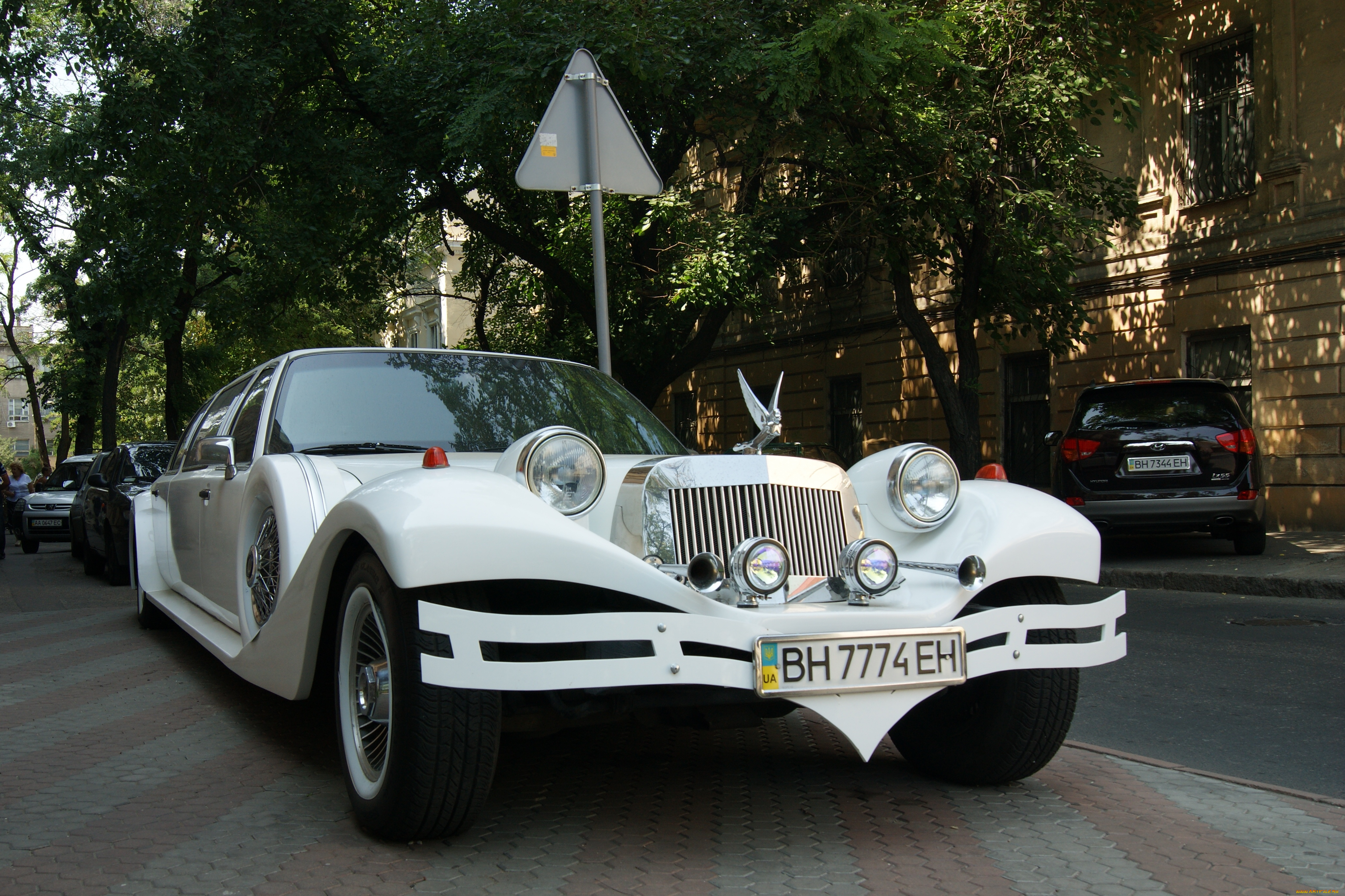 автомобили, выставки, уличные, фото, дома, деревья, лимузин, улица, дорожный, знак