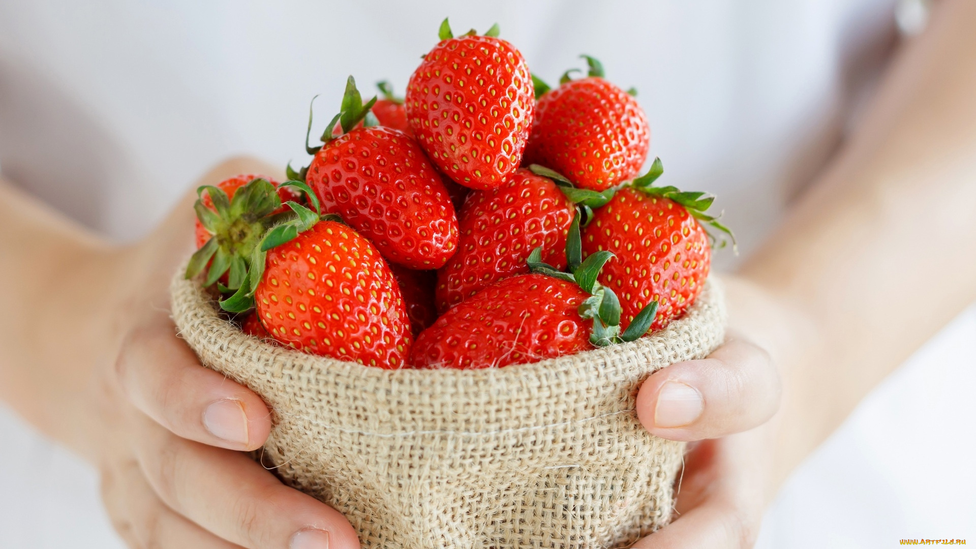 еда, клубника, , земляника, руки, ягоды