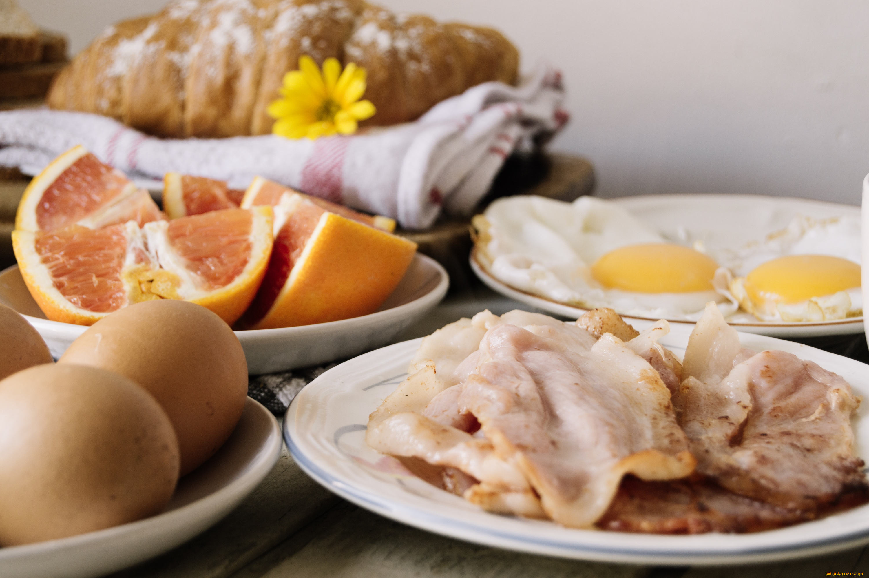 еда, разное, цитрусы, круассаны, скатерть, яйца, бекон, хлеб