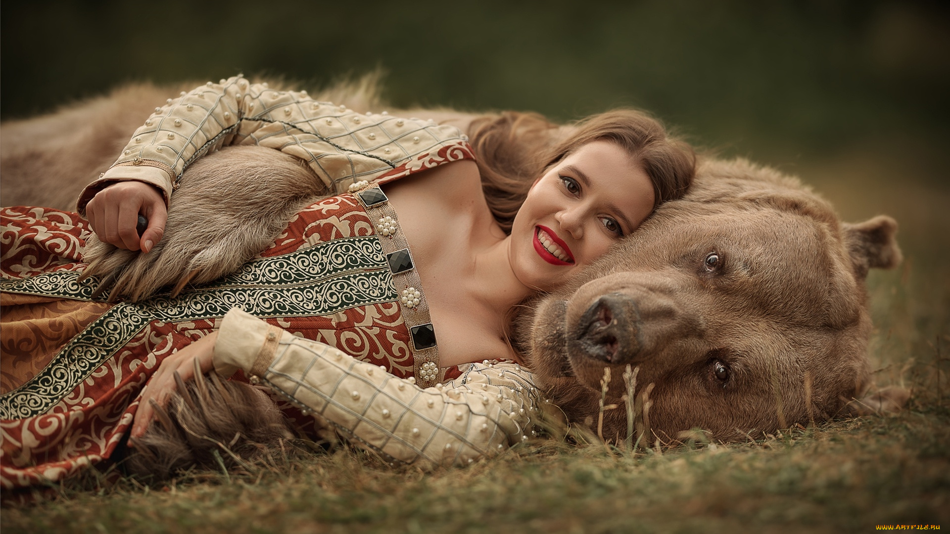 девушки, -, блондинки, , светловолосые, девушка, сарафан, медведь, животное, бурый, хищник, блондинка, поза, красотка, веснушки, друзья, степан, лес, дремучий, деревья