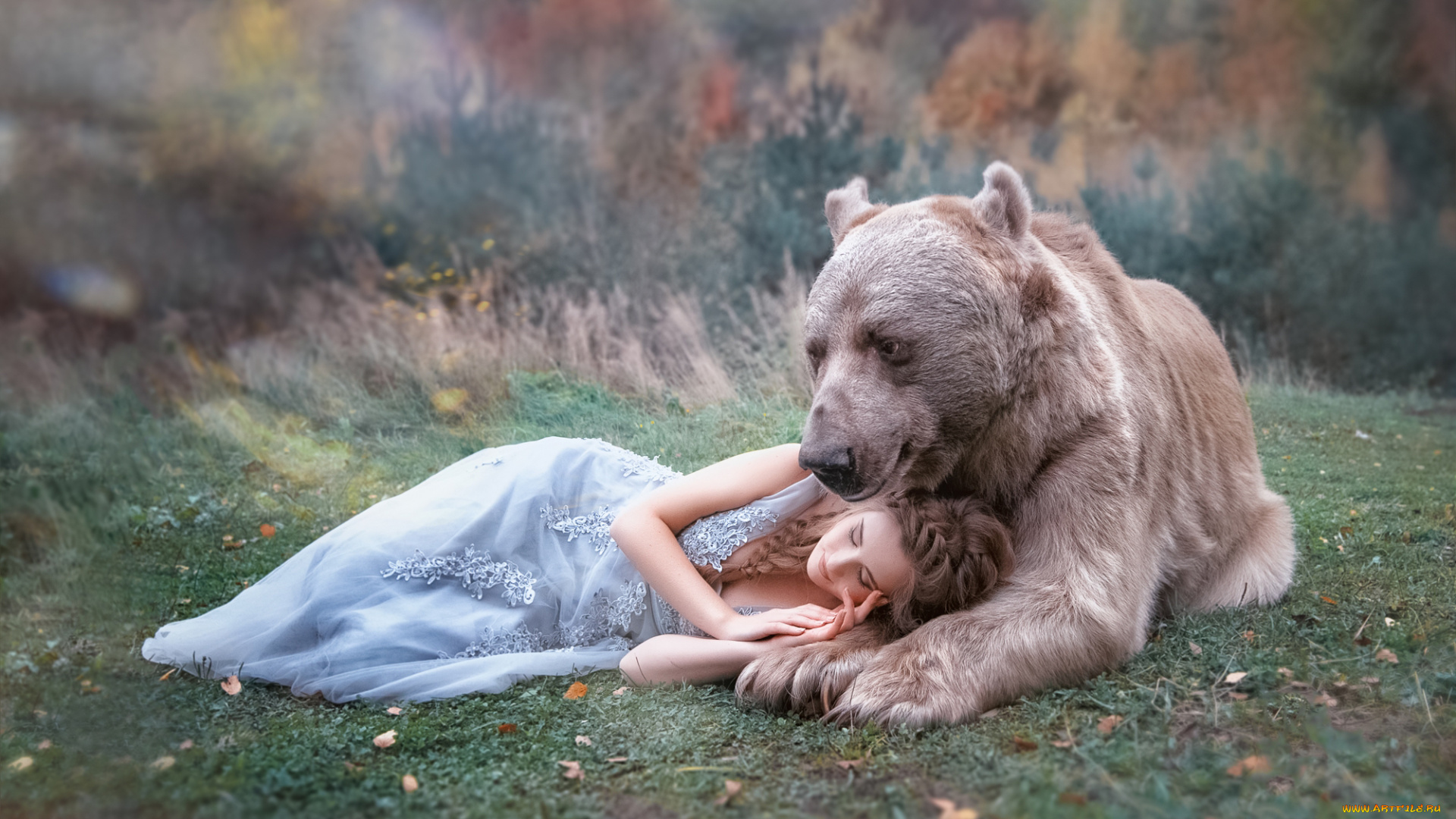 девушки, -, блондинки, , светловолосые, девушка, медведь, животное, бурый, хищник, блондинка, поза, красотка, веснушки, друзья, степан, лес, дремучий, деревья