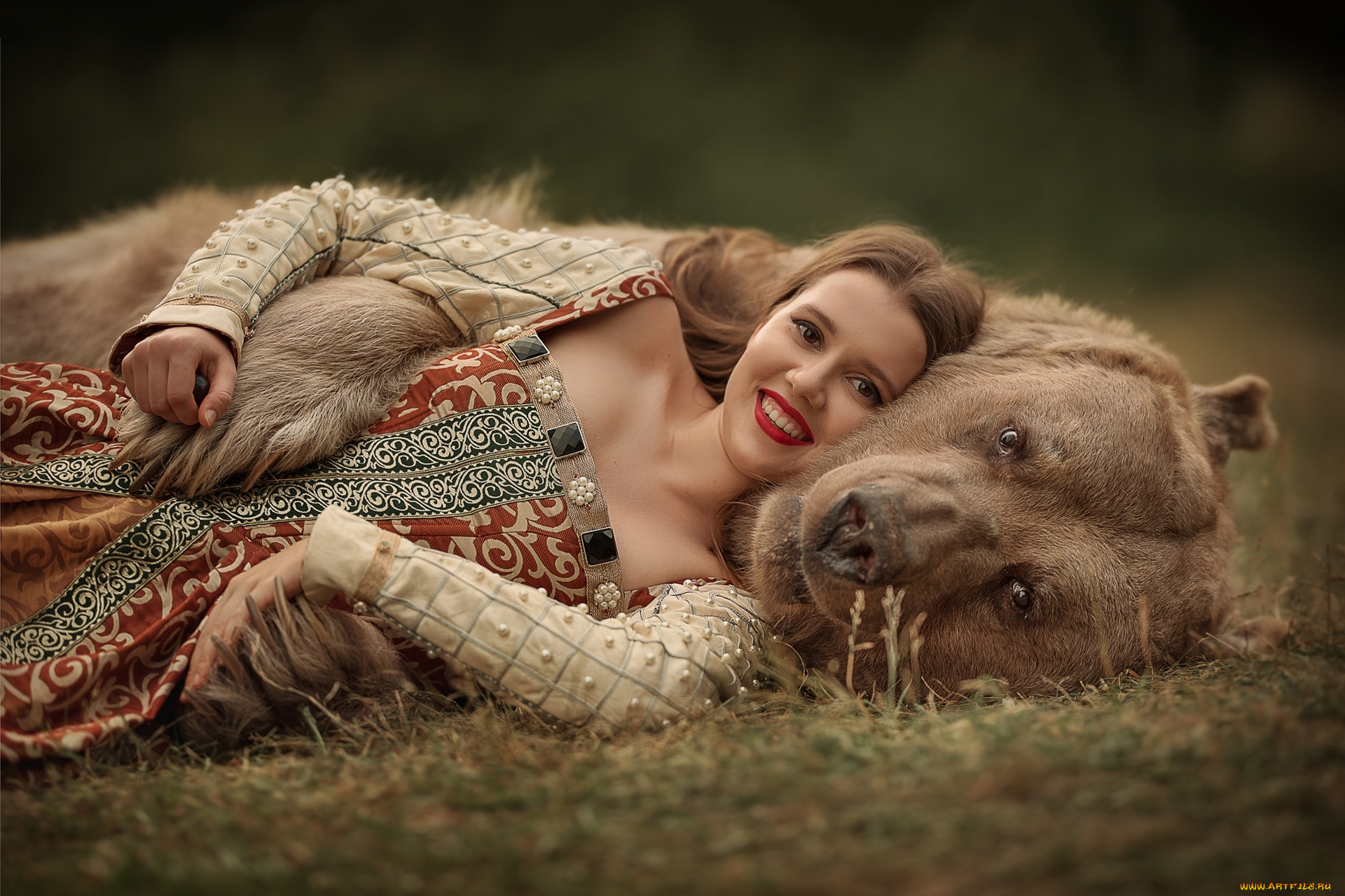 девушки, -, блондинки, , светловолосые, девушка, сарафан, медведь, животное, бурый, хищник, блондинка, поза, красотка, веснушки, друзья, степан, лес, дремучий, деревья