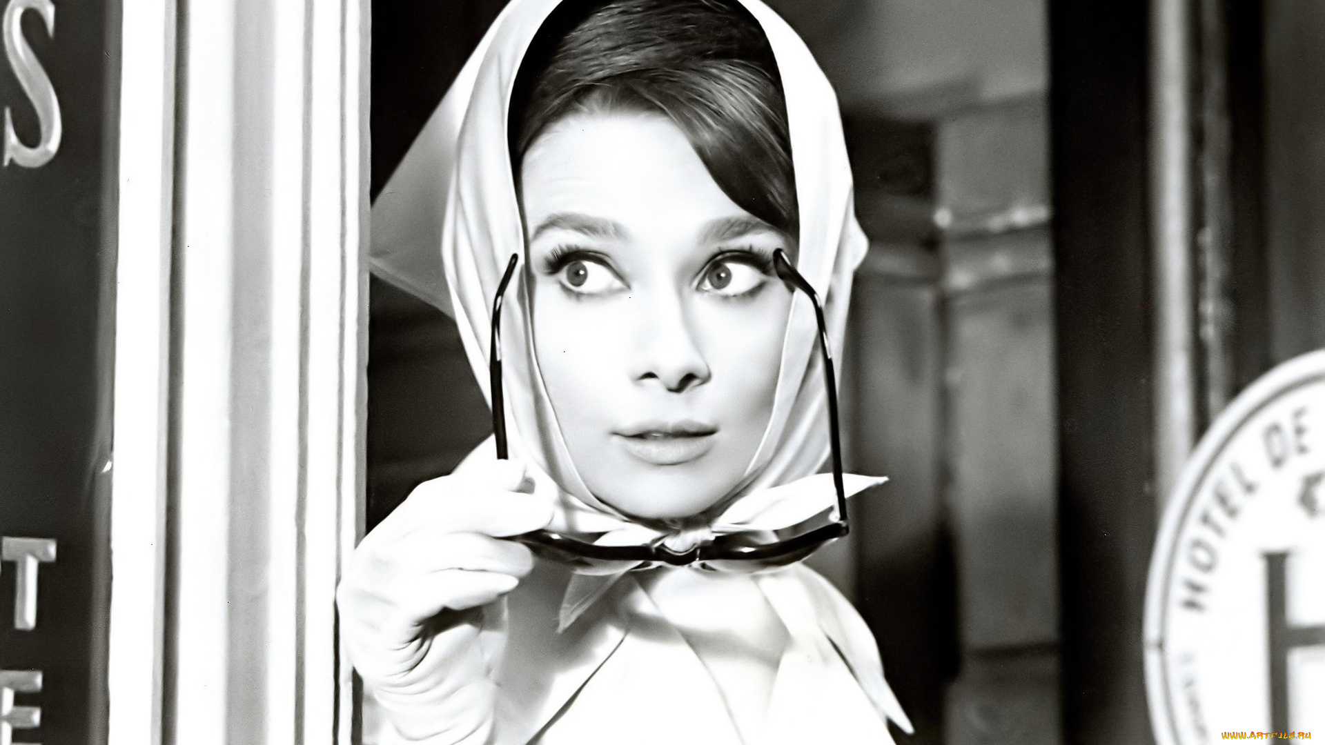 девушки, audrey, hepburn, актриса, черно-белая, очки, косынка