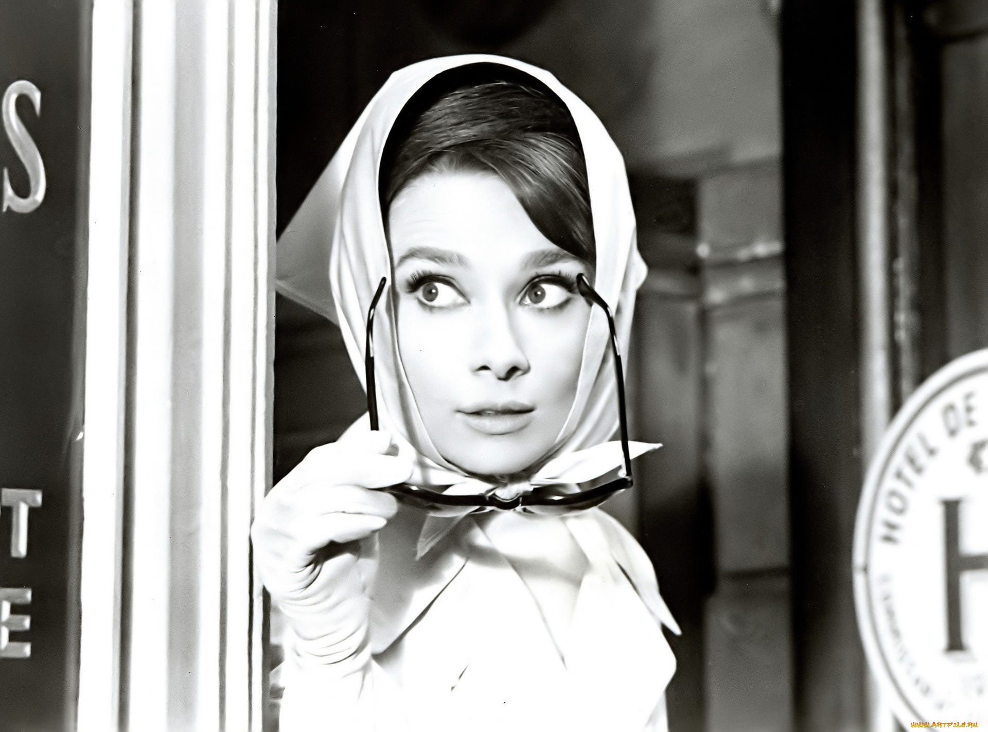 девушки, audrey, hepburn, актриса, черно-белая, очки, косынка