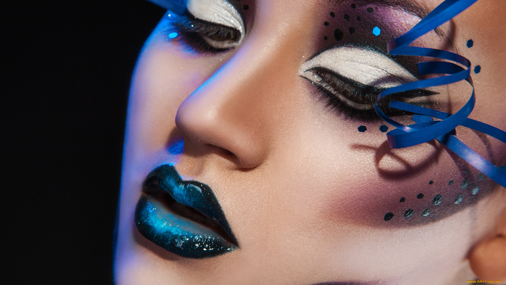 девушки, -unsort, , креатив, стиль, губы, макияж, лицо, крупным, планом, девушка, черный, фон, ресницы, стрелки