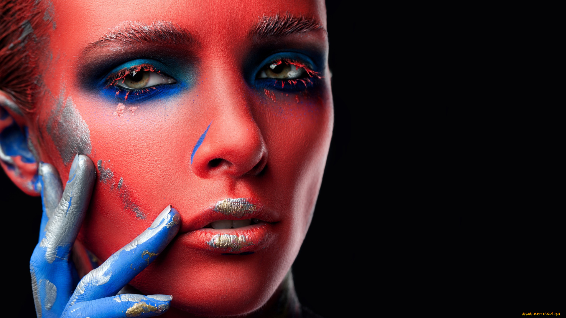 девушки, -unsort, , креатив, взгляд, лицо, модель, губы, фон, черный, рука, краски, девушка, стиль