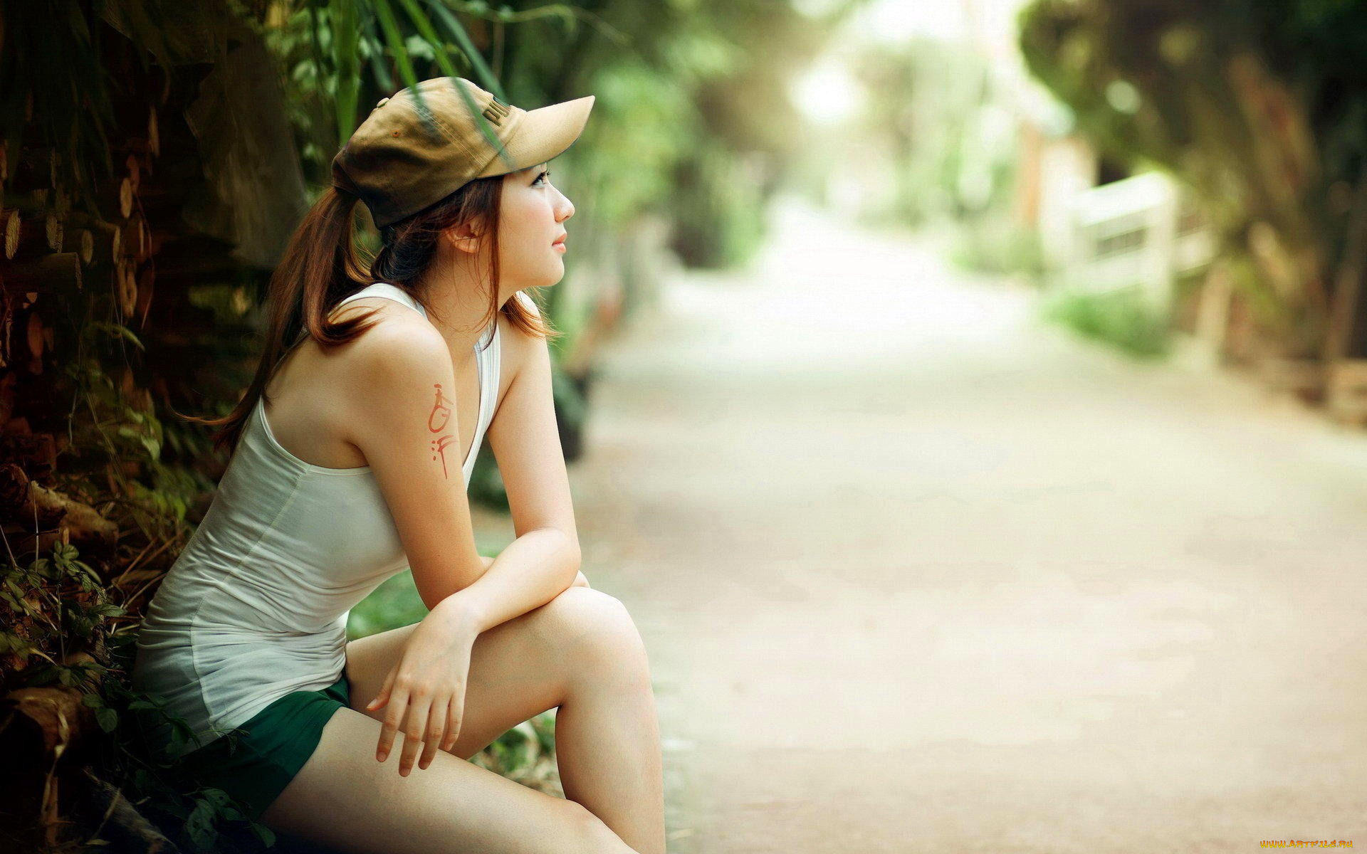 девушки, -unsort, , азиатки, дорога, майка, шорты, кепка, деревья