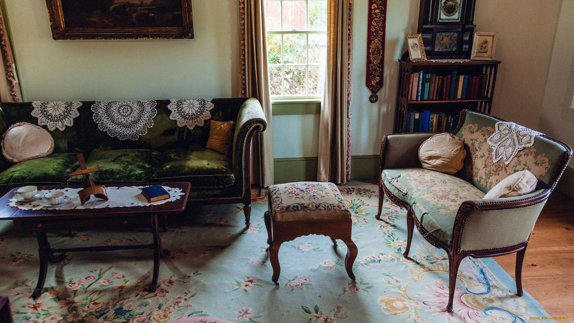 интерьер, гостиная, ковер, диван, пуфик