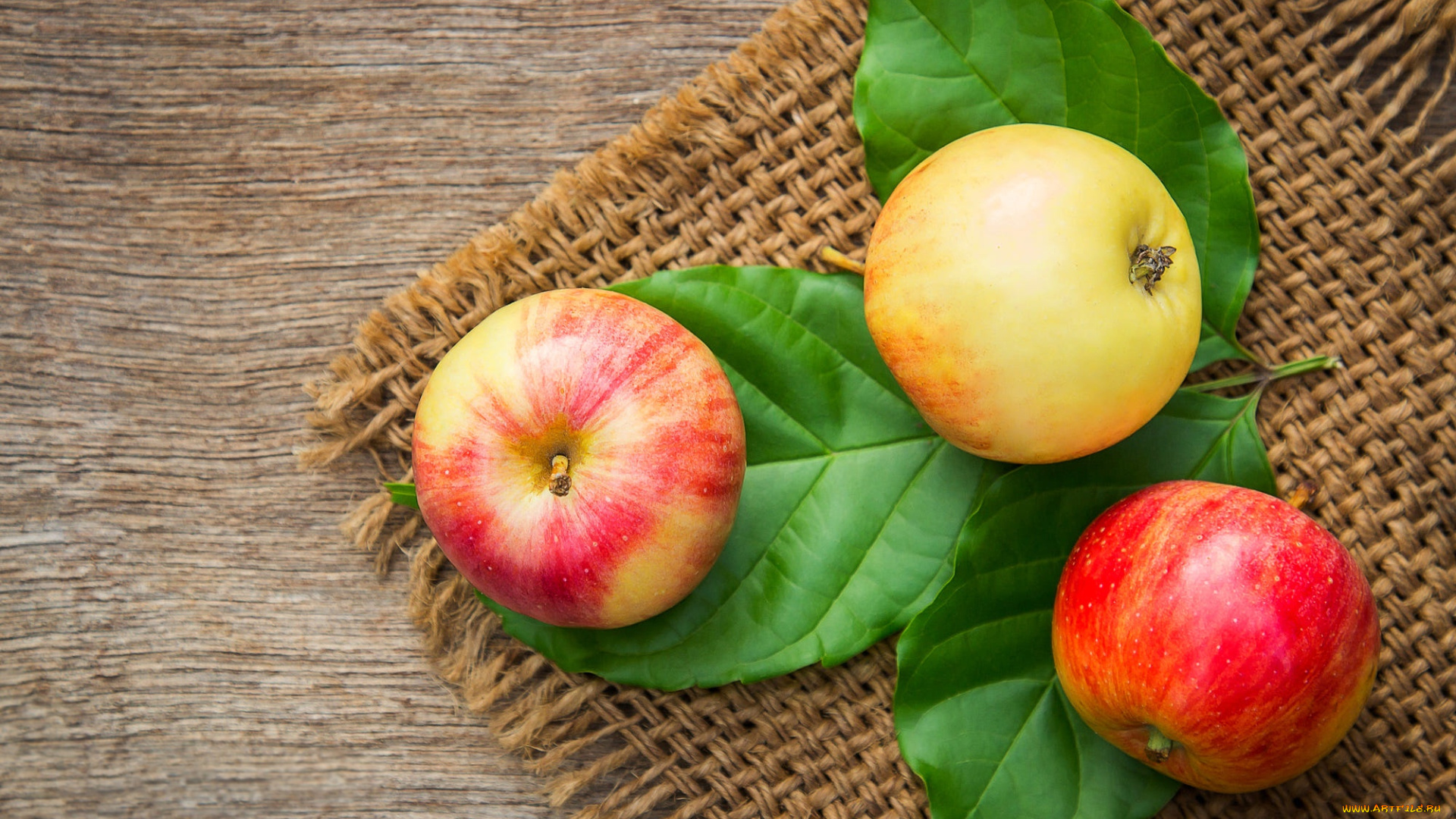 еда, яблоки, листья, стол, доски, желтые, зеленые, красные, трио, мешковина