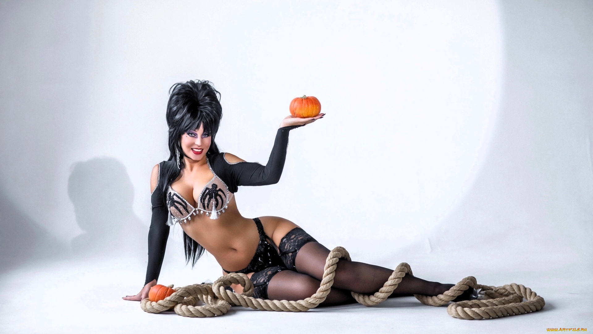 девушки, анна, шаховская, образ, косплей, эльвира, наряд, белье, тыквы, канат, чулки