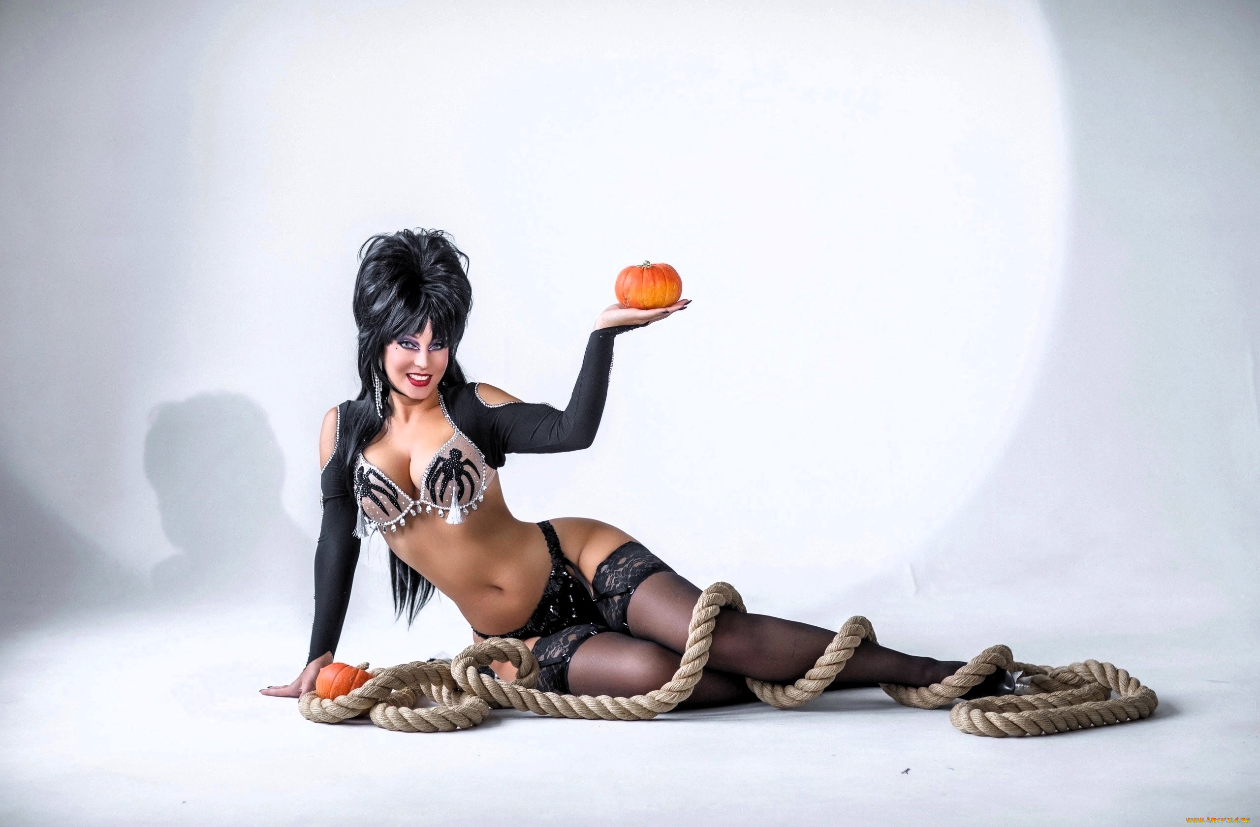 девушки, анна, шаховская, образ, косплей, эльвира, наряд, белье, тыквы, канат, чулки